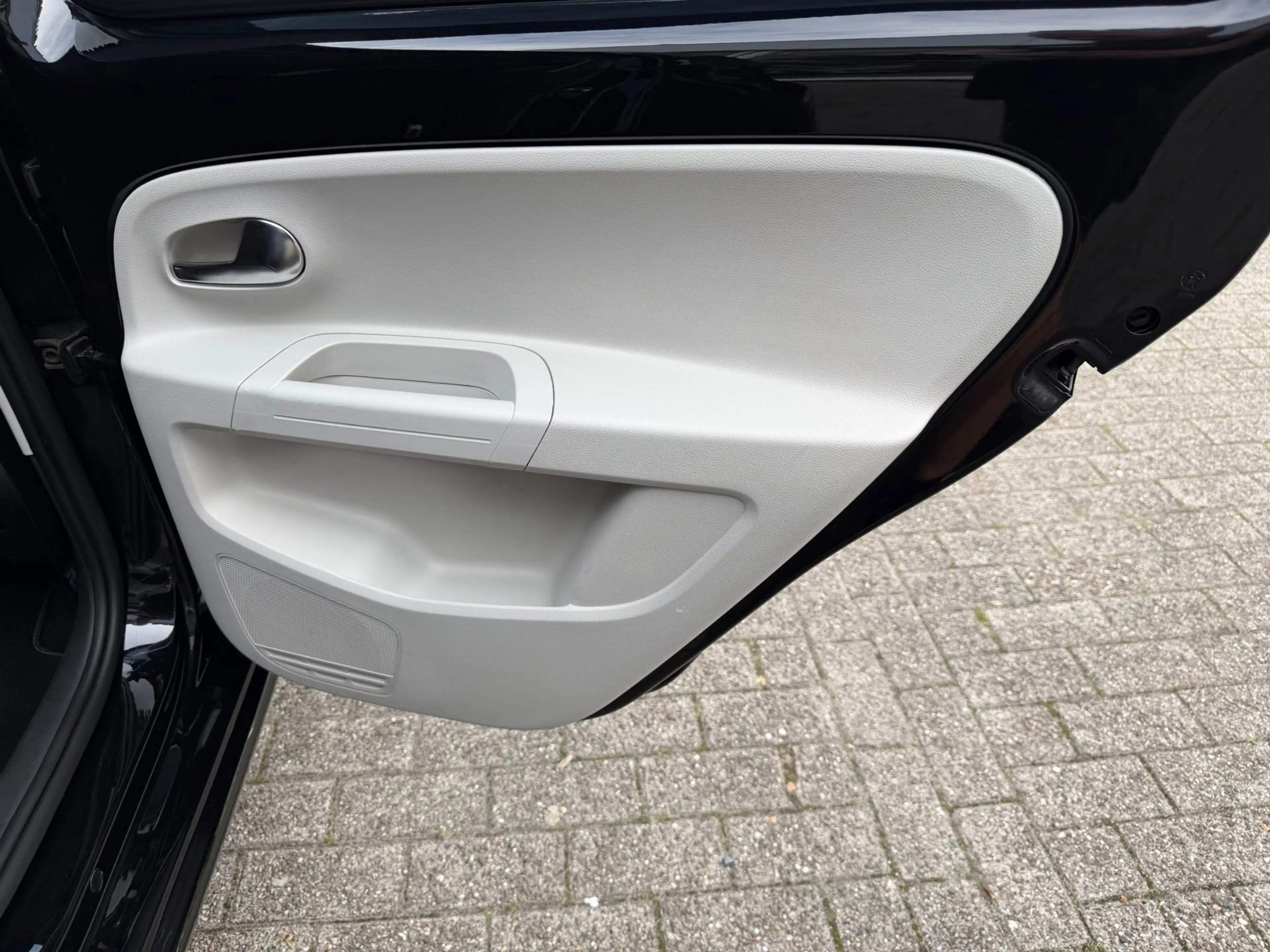 Volkswagen up! 1.0 BMT high up! COLOR / LM / MISTLAMPEN / CRUISE — photo 32