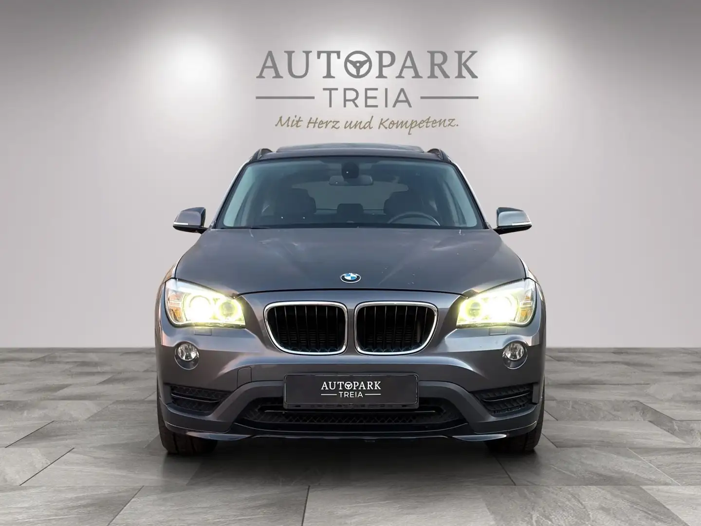 BMW X1 20d xDrive SportLine NAVI|SHZ|PANO|TEMPO|AHK Grau - 2