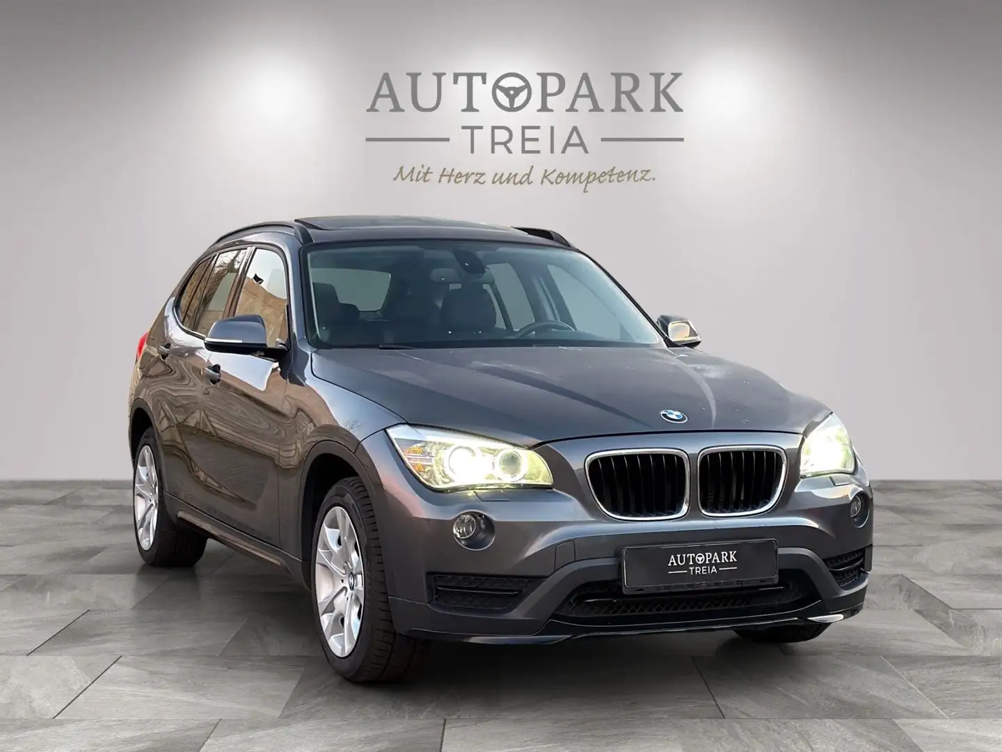 BMW X1 20d xDrive SportLine NAVI|SHZ|PANO|TEMPO|AHK Grau - 1