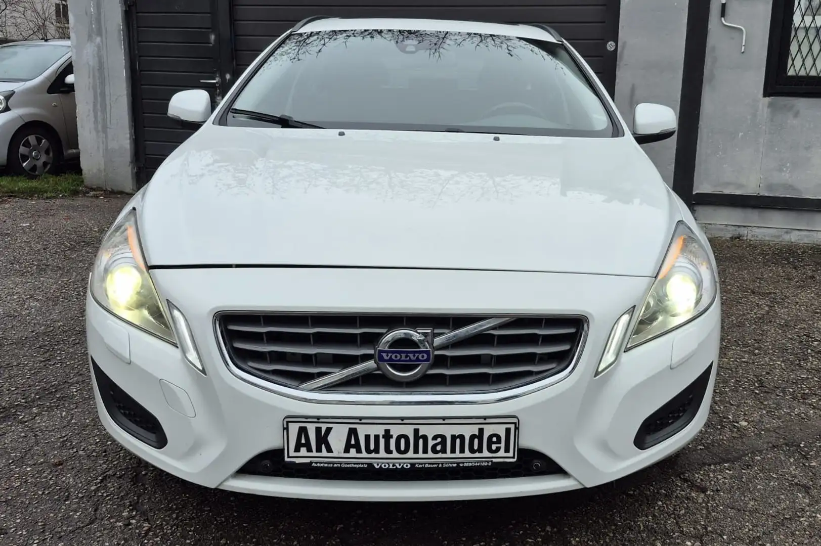 Volvo V60 Kombi Momentum Aut Navi Klima PDC Weiß - 2