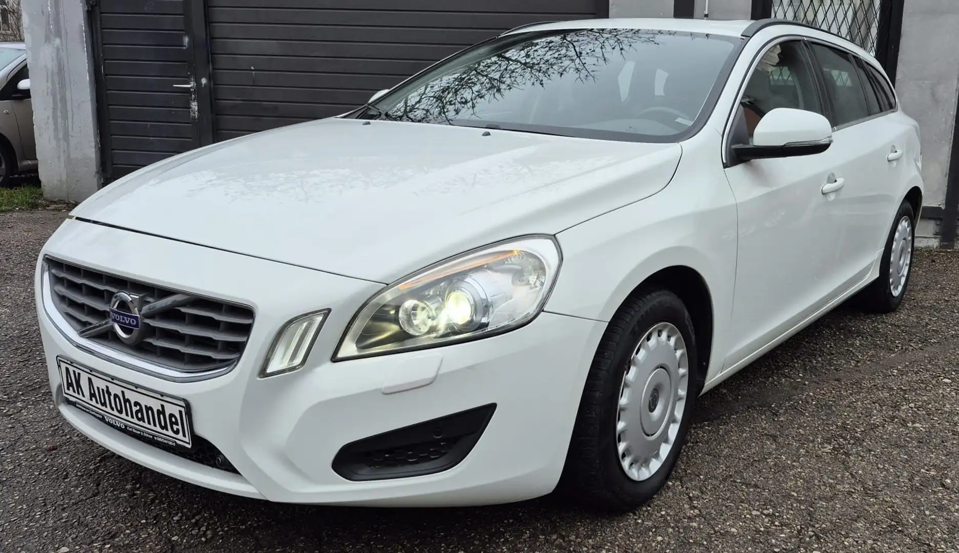 Volvo V60 Kombi Momentum Aut Navi Klima PDC Weiß - 1