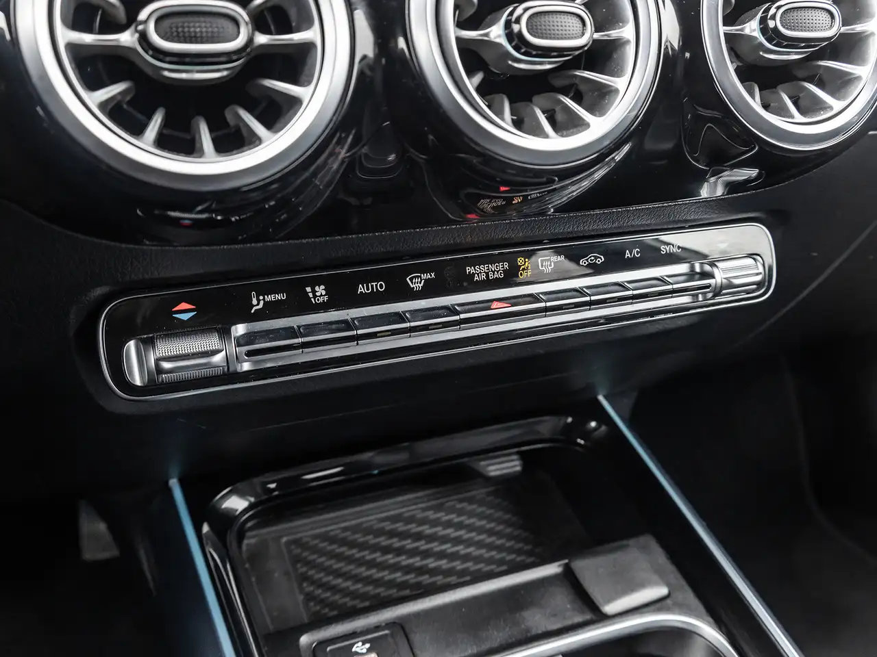 Mercedes-Benz GLA снимка Mercedes-Benz GLA