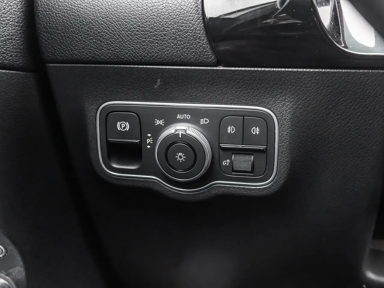 Mercedes-Benz GLA снимка Mercedes-Benz GLA