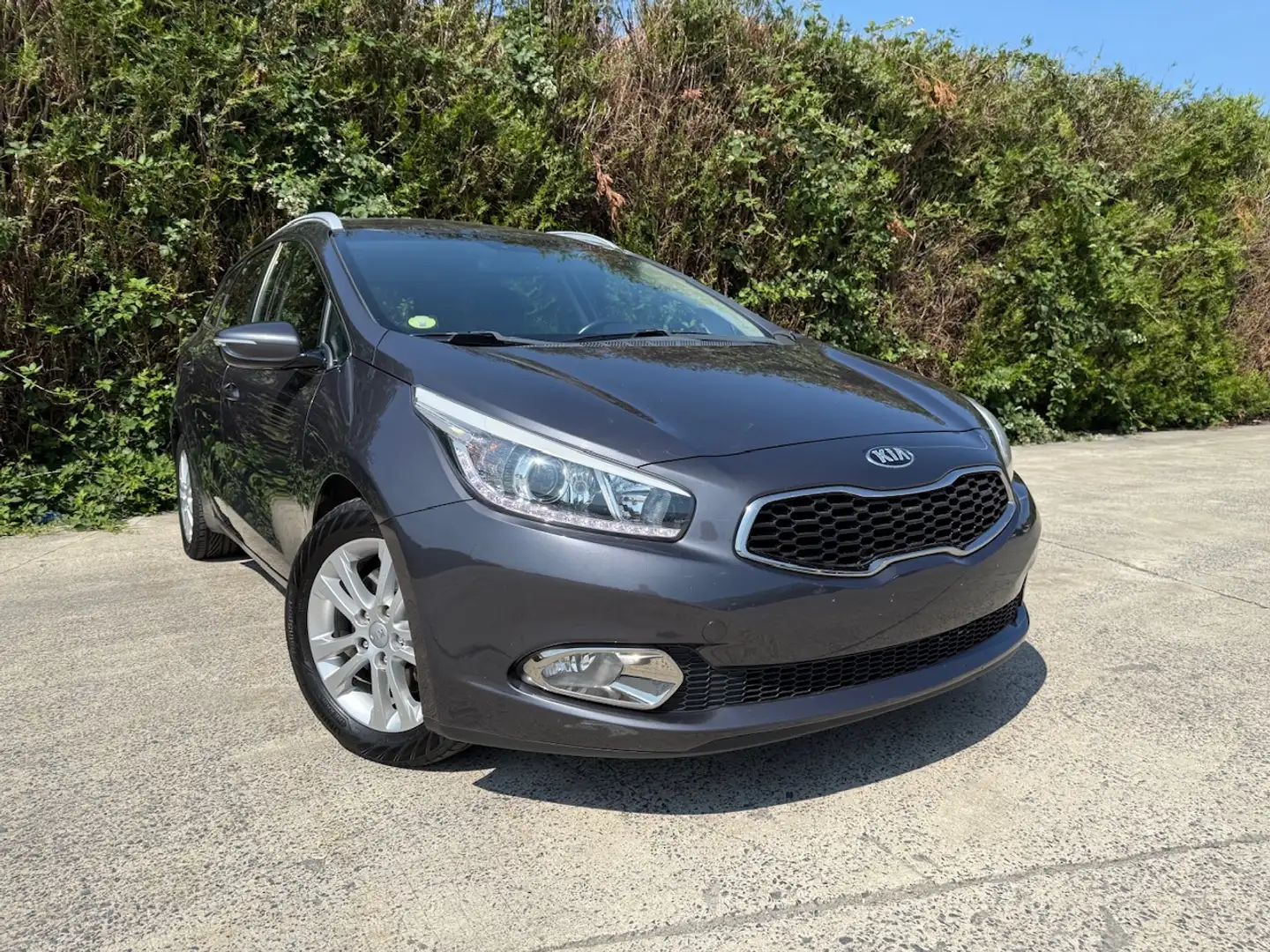 Kia Ceed SW / cee'd SW 1.6 CRDi SW EURO 5B*CARNET COMPLET* Gris - 2