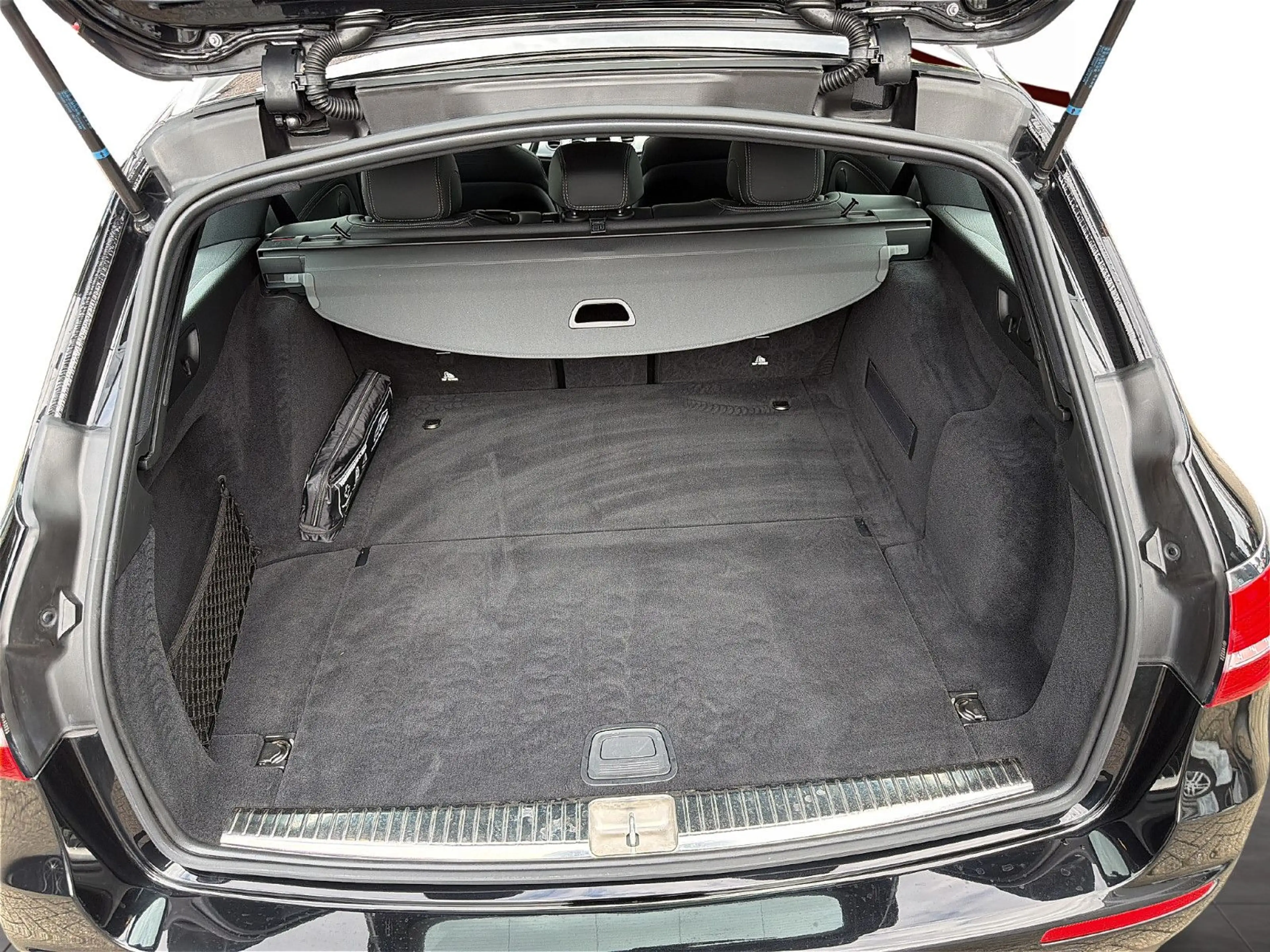 Mercedes-Benz E 400 d 4Matic T-Modell / AMG LINE / 360°/ LEDER — photo 12