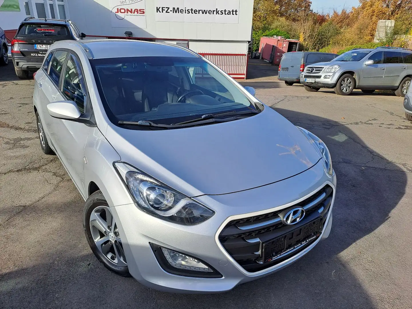 Hyundai i30 cw blue Trend *2.Hand*Autom.*SHZ*BT*AHK*Kam* Silber - 1