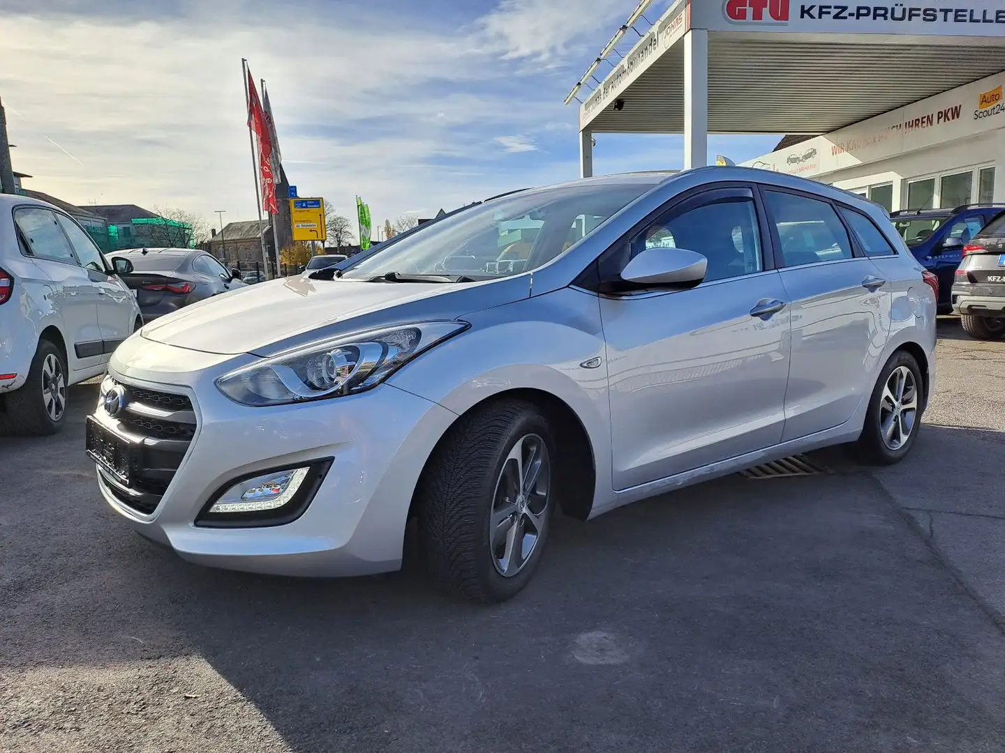 Hyundai i30 cw blue Trend *2.Hand*Autom.*SHZ*BT*AHK*Kam* Silber - 2