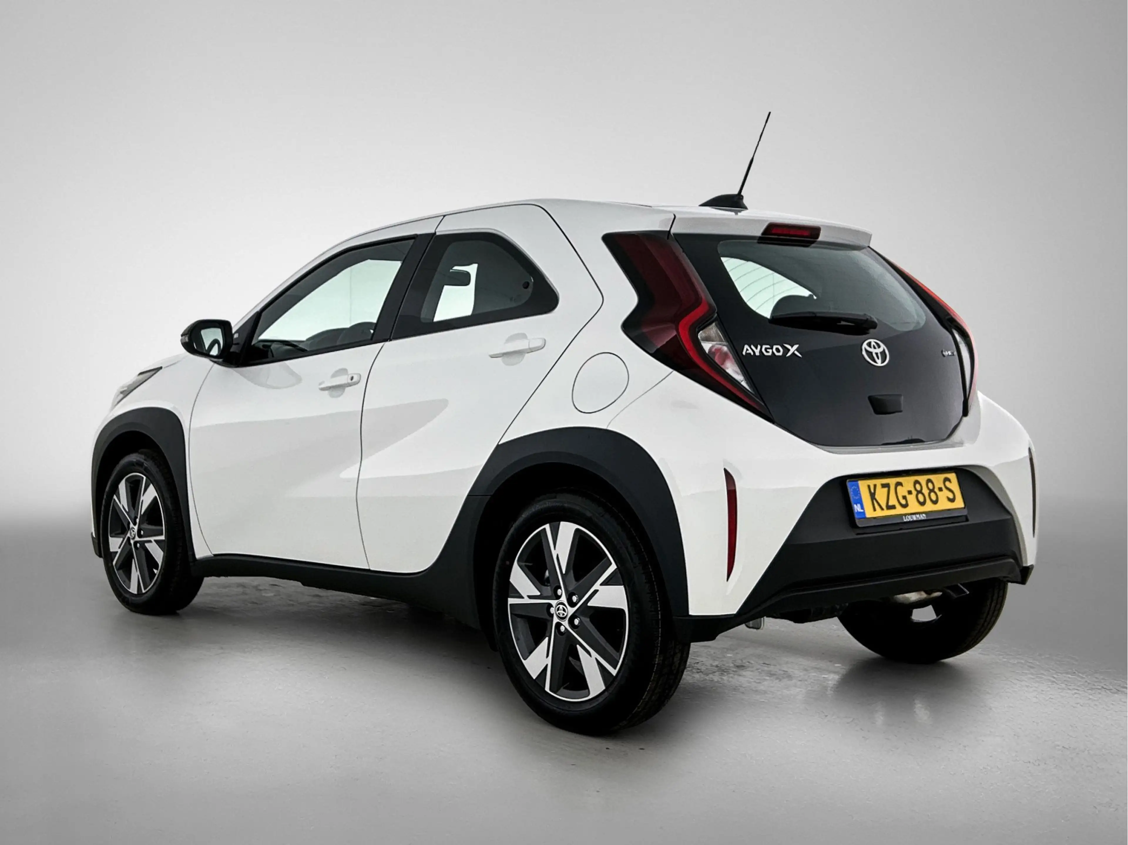 Toyota Aygo X Hybrid 115 play + GO pack | Carplay | Camera | Ada — photo 14