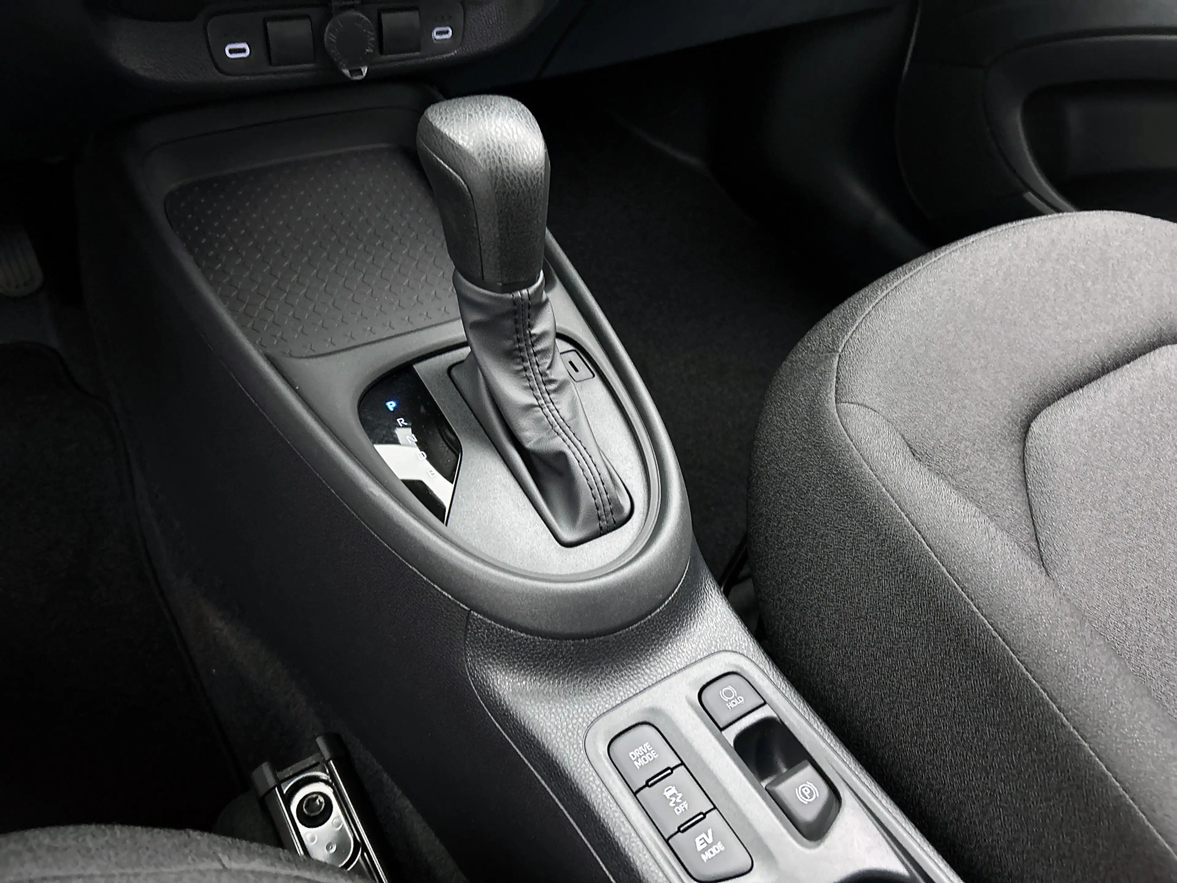 Toyota Aygo X Hybrid 115 play + GO pack | Carplay | Camera | Ada — photo 11