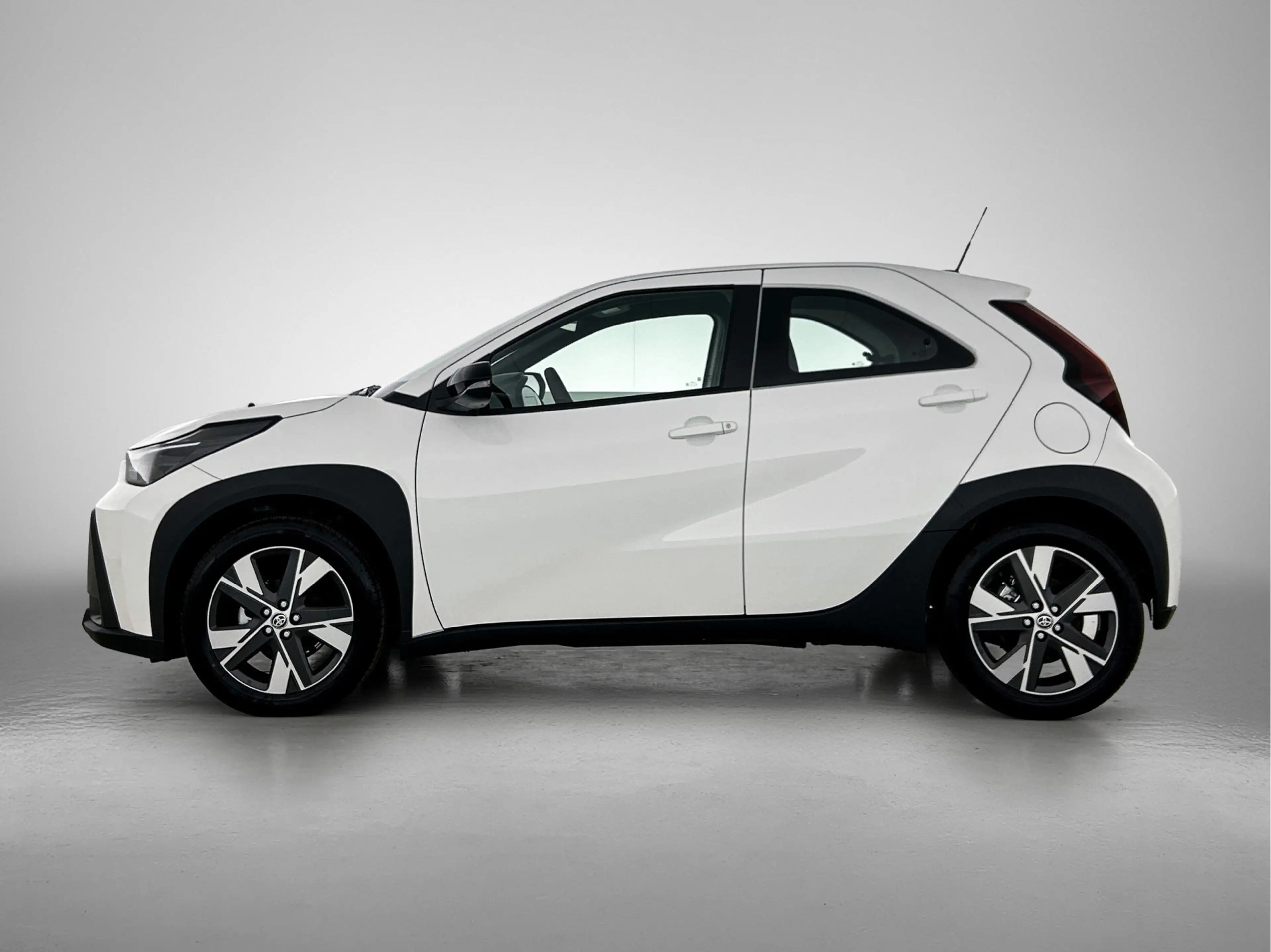 Toyota Aygo X Hybrid 115 play + GO pack | Carplay | Camera | Ada — photo 3