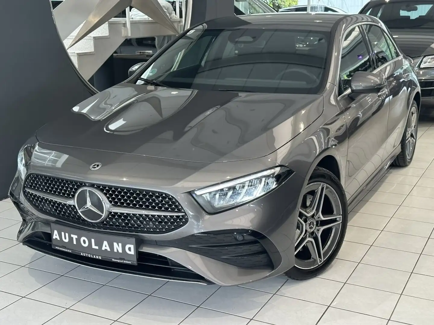 Mercedes-Benz A 180 d AMG LINE Grau - 1