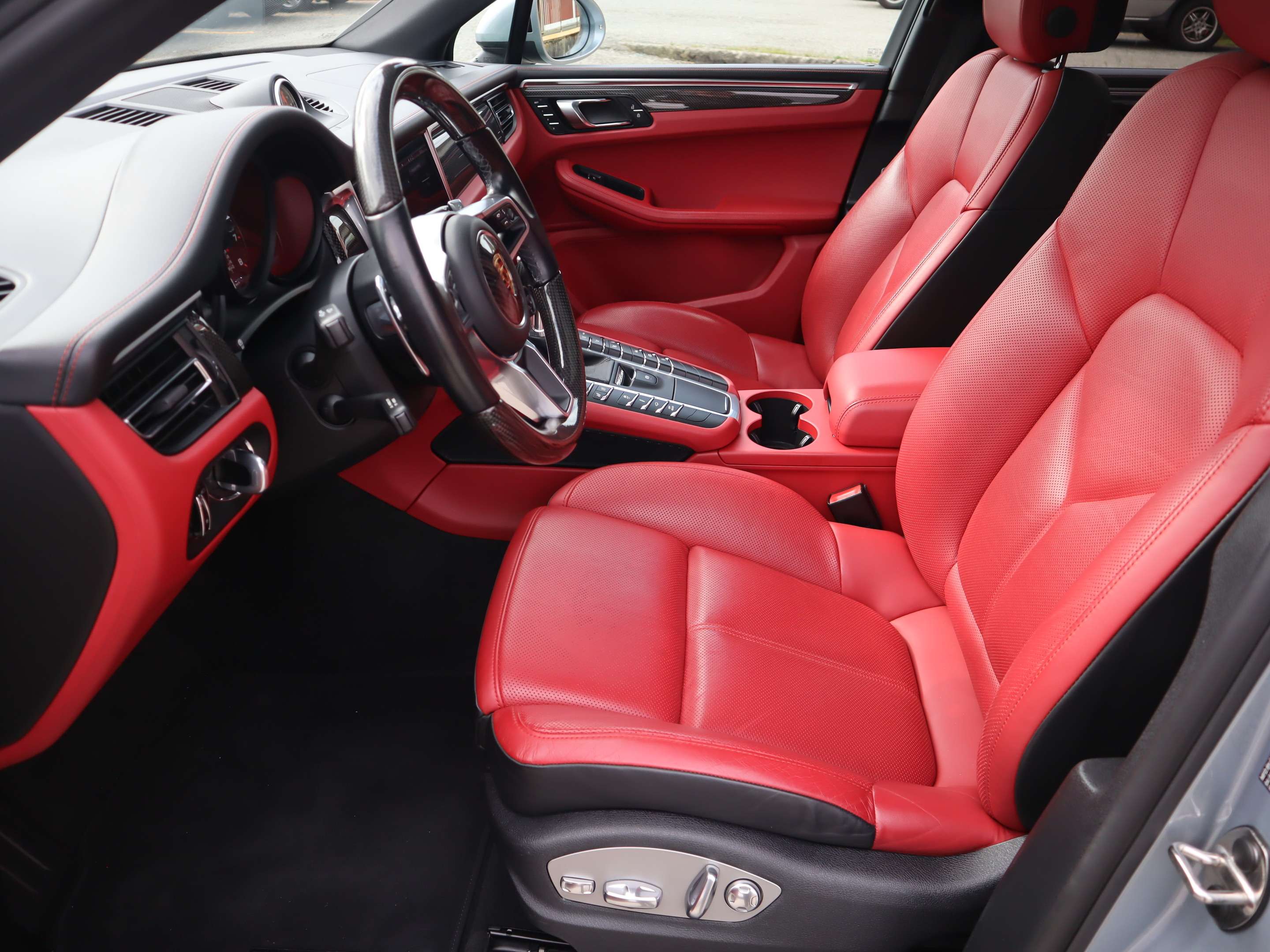 2021 Porsche Macan GTS thumb 13