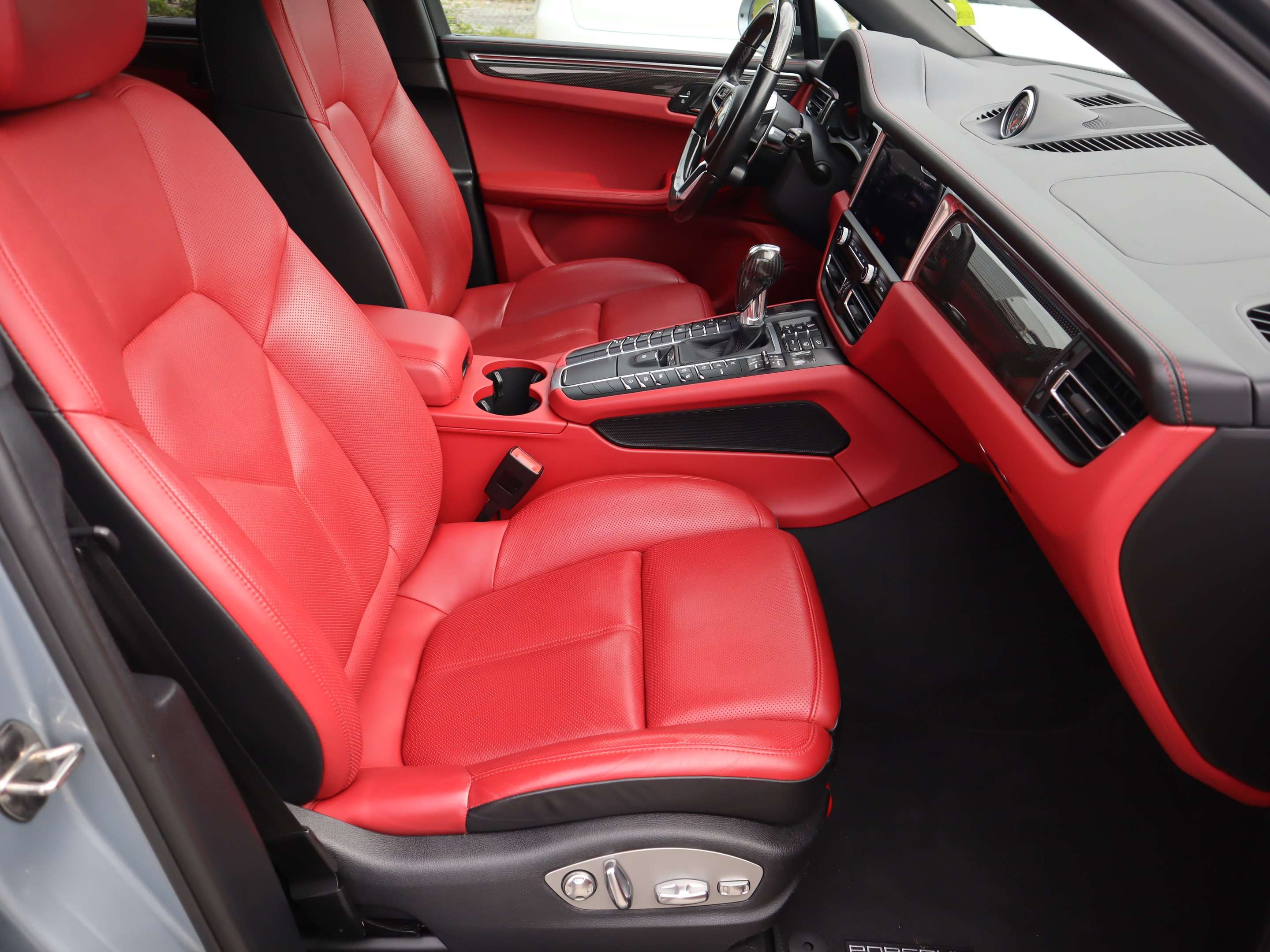 2021 Porsche Macan GTS thumb 24