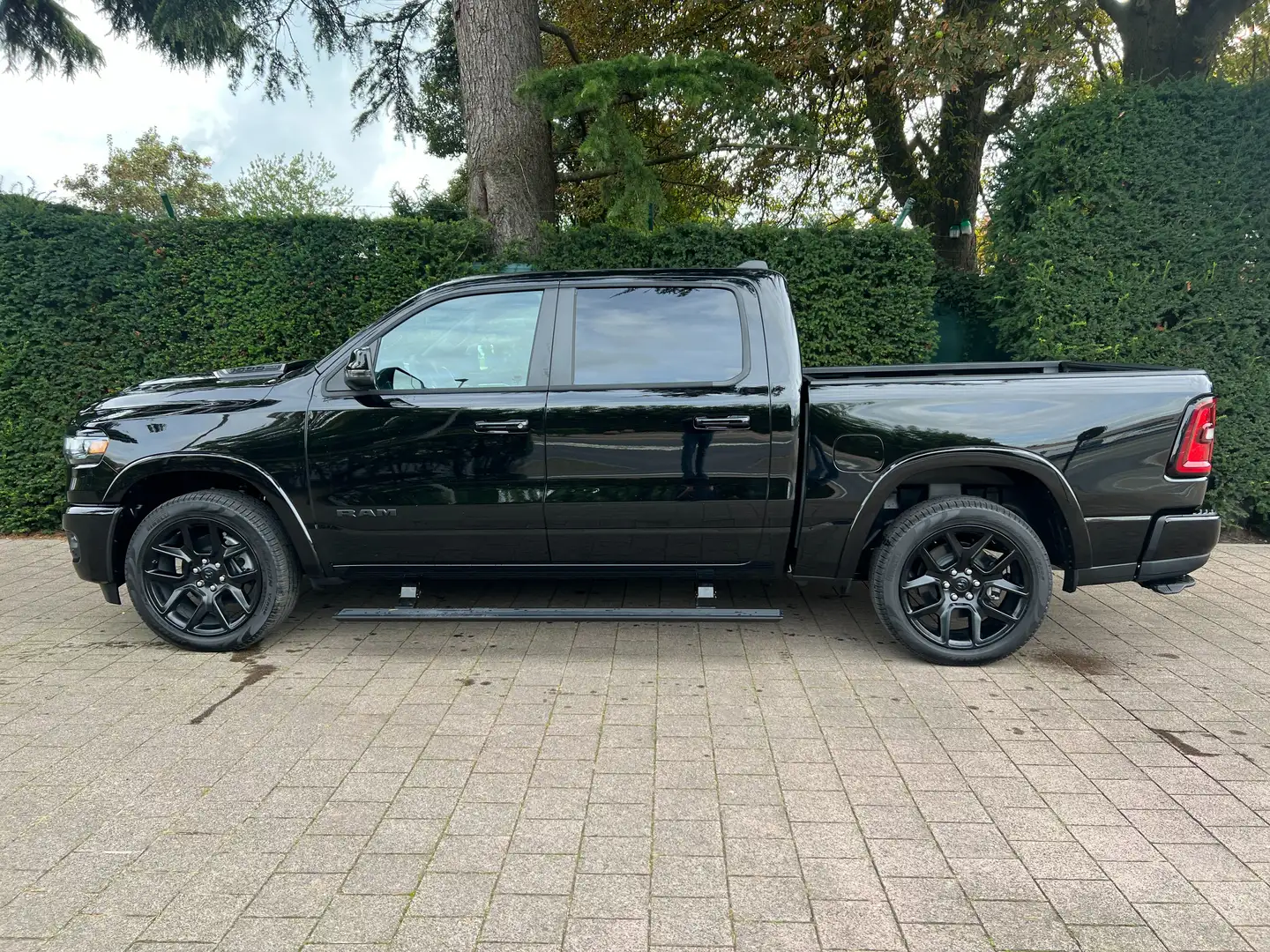 Dodge RAM Model 2025 Laramie Night Premium €68.900 ,- exc Zwart - 2