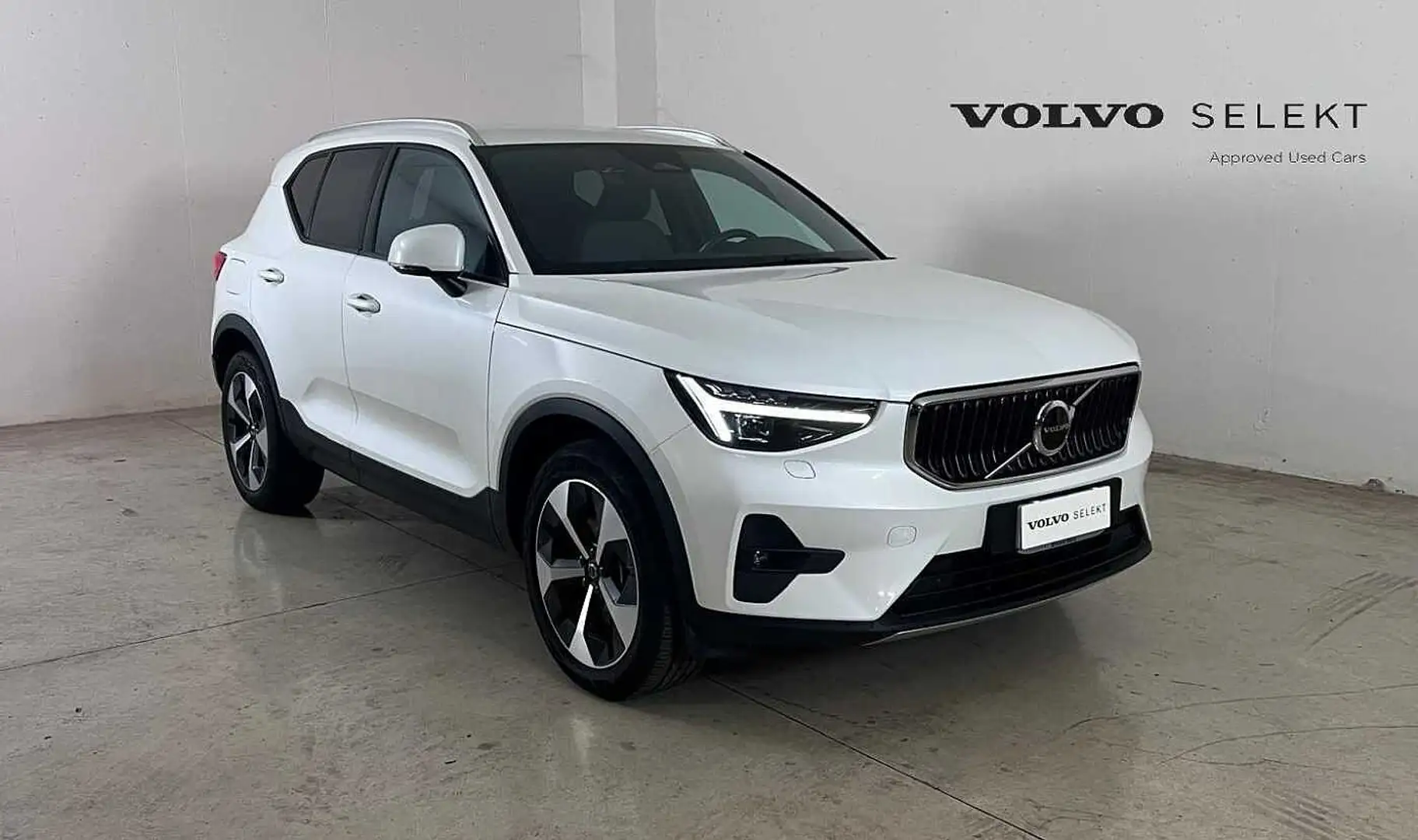 Volvo XC40 Core, B3 Mild hybrid, Benzina Alb - 1