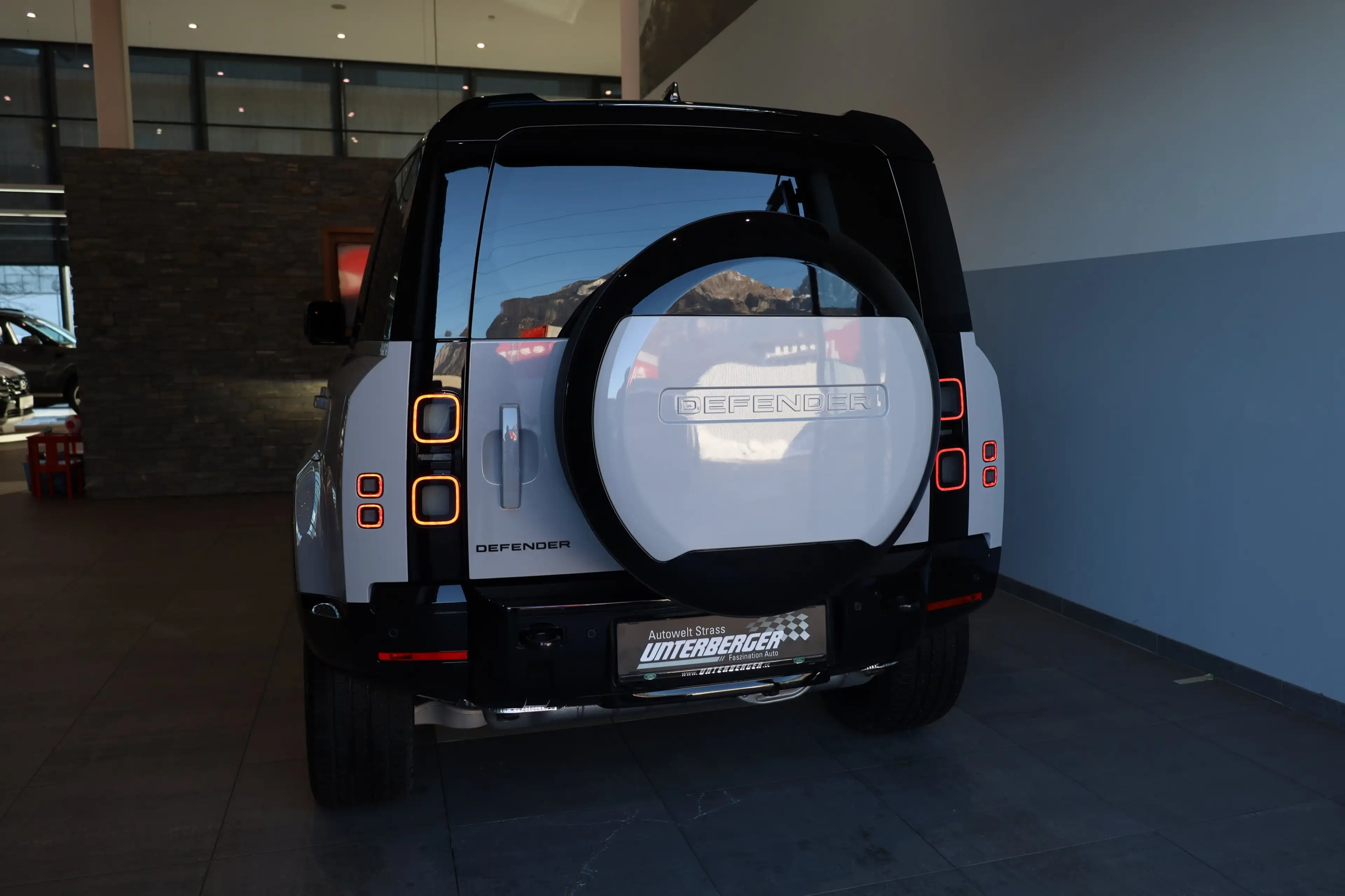 Land Rover Defender P300e X-Dynamic SE 2.0 PHEV — photo 4