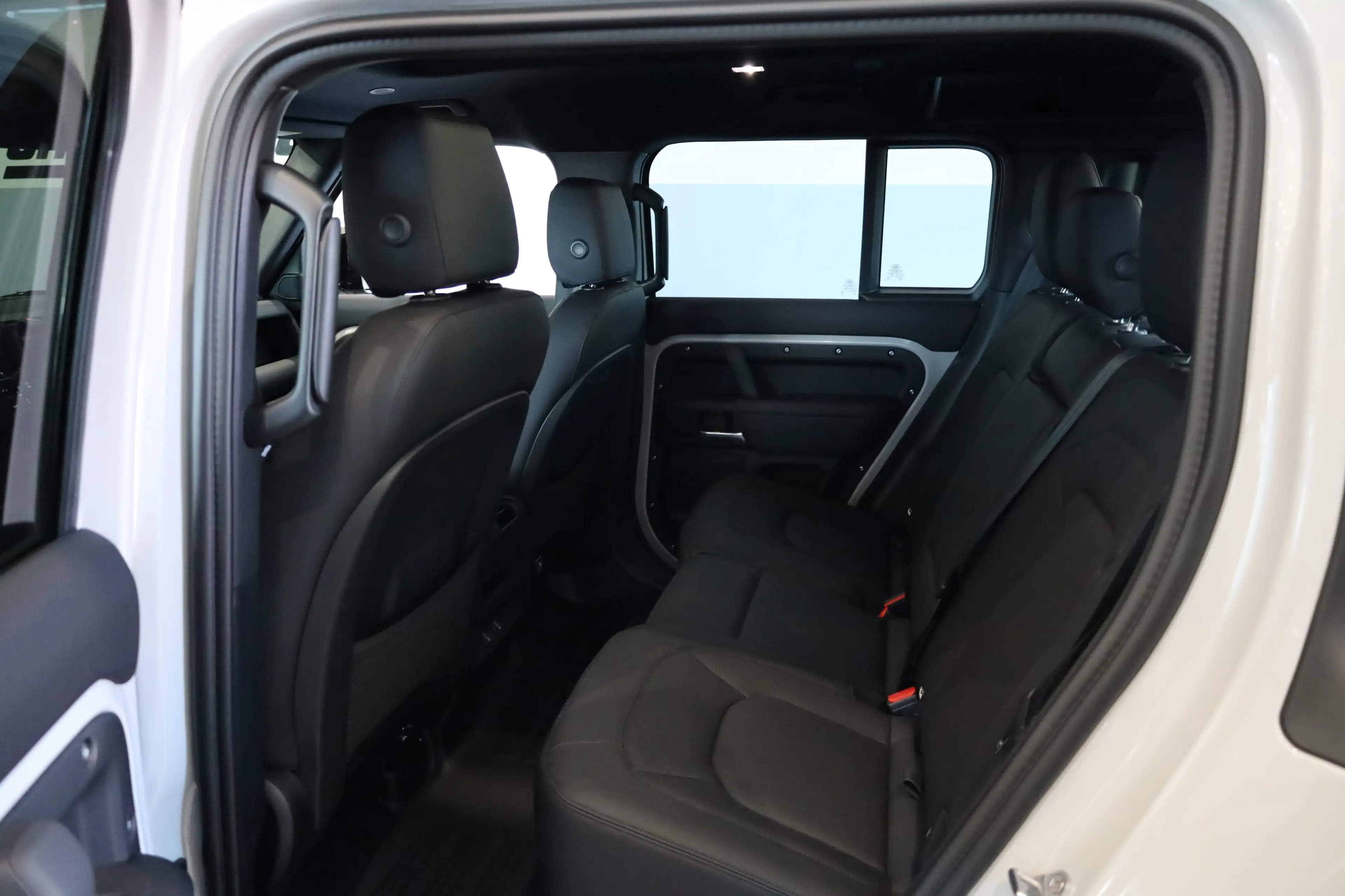 Land Rover Defender P300e X-Dynamic SE 2.0 PHEV — photo 6