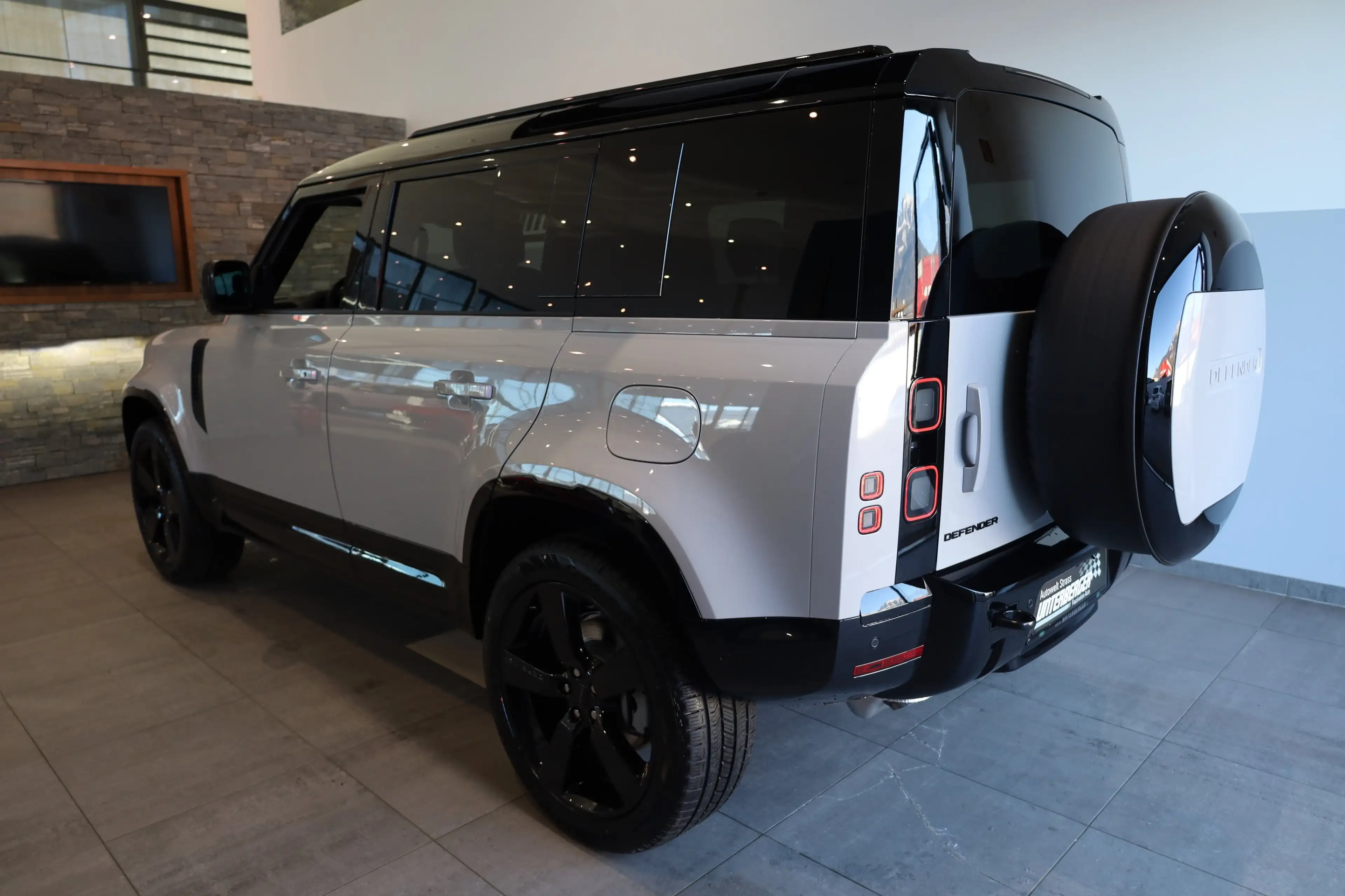 Land Rover Defender P300e X-Dynamic SE 2.0 PHEV — photo 3