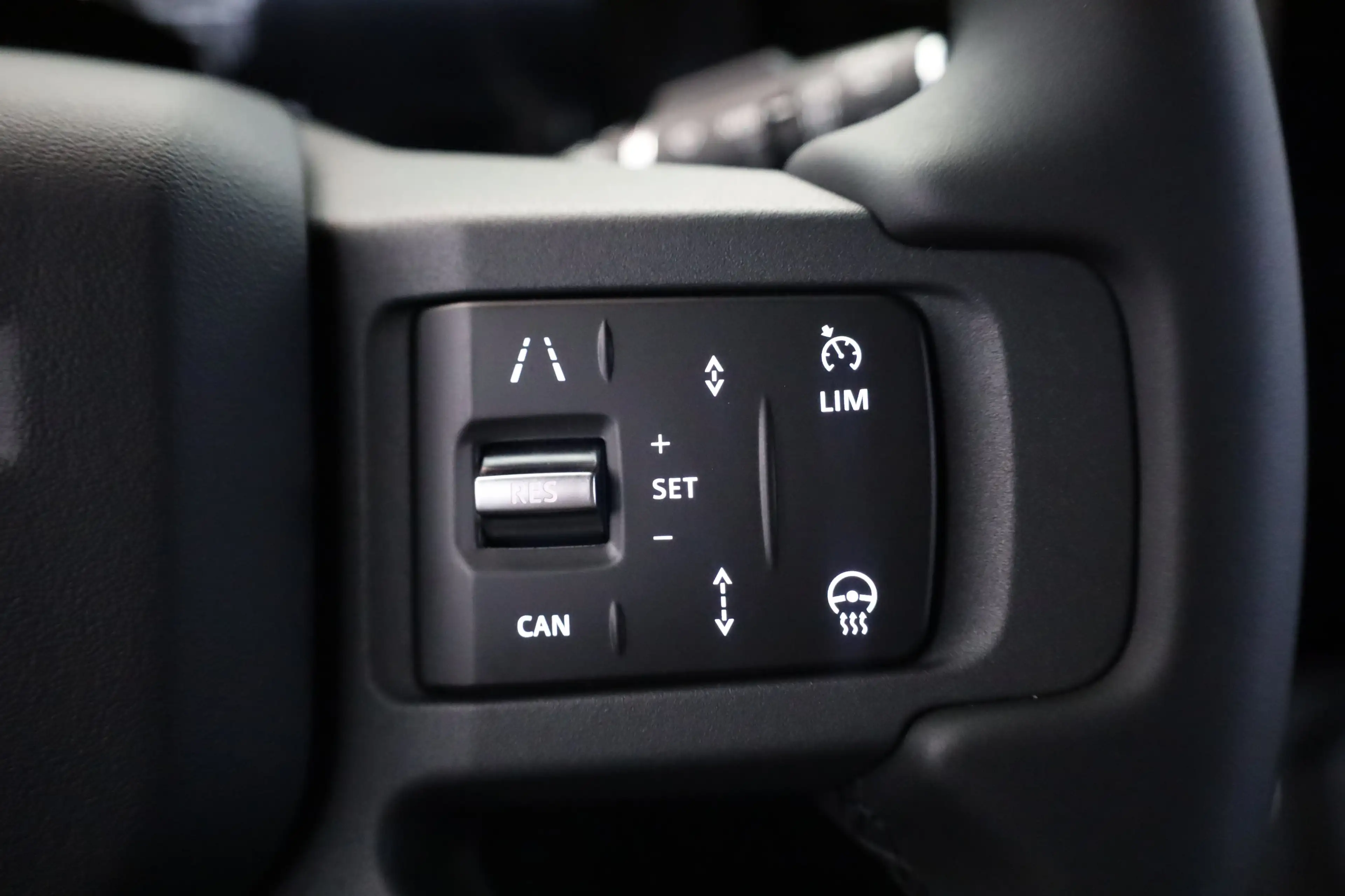 Land Rover Defender P300e X-Dynamic SE 2.0 PHEV — photo 11