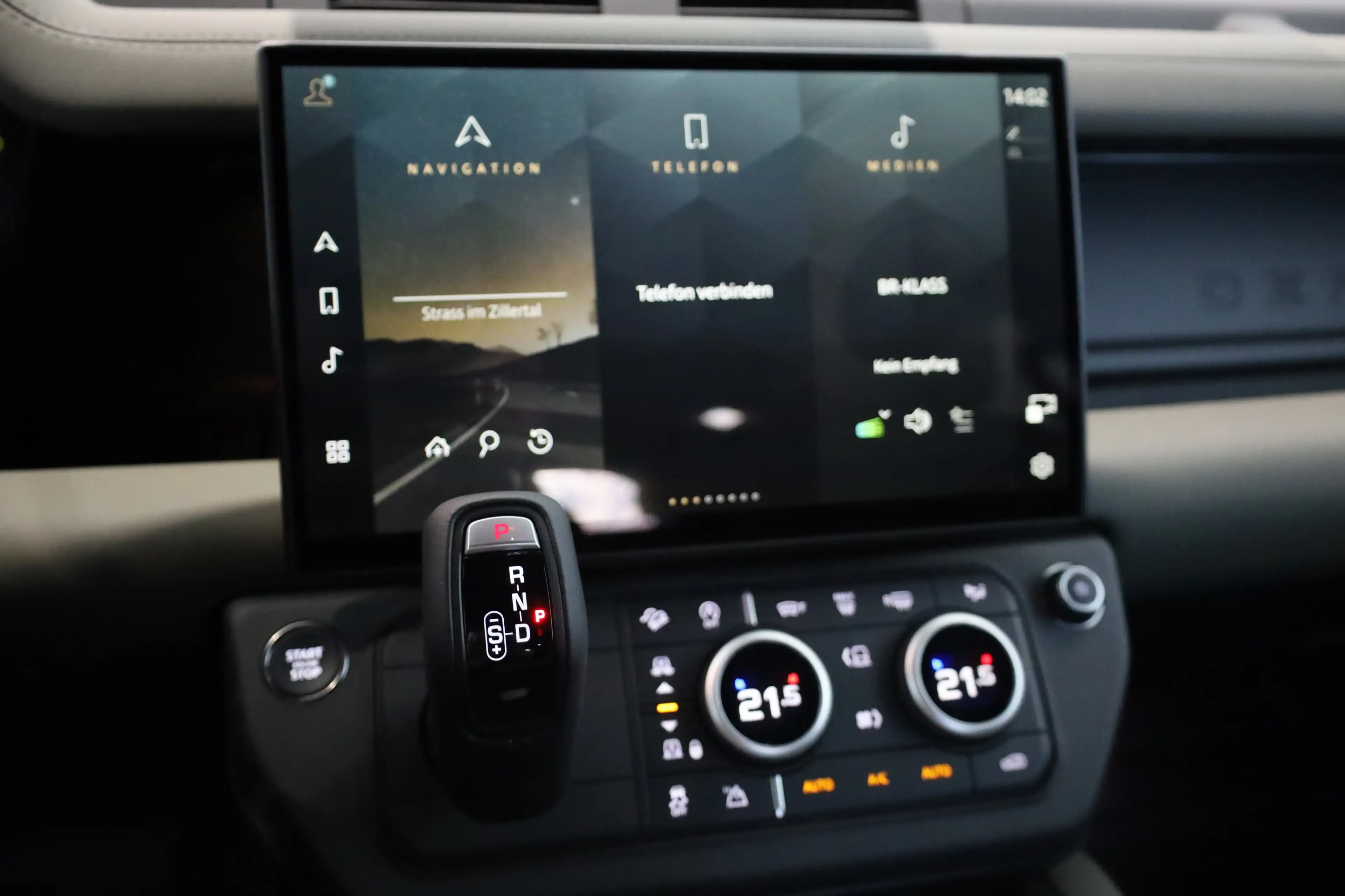 Land Rover Defender P300e X-Dynamic SE 2.0 PHEV — photo 13