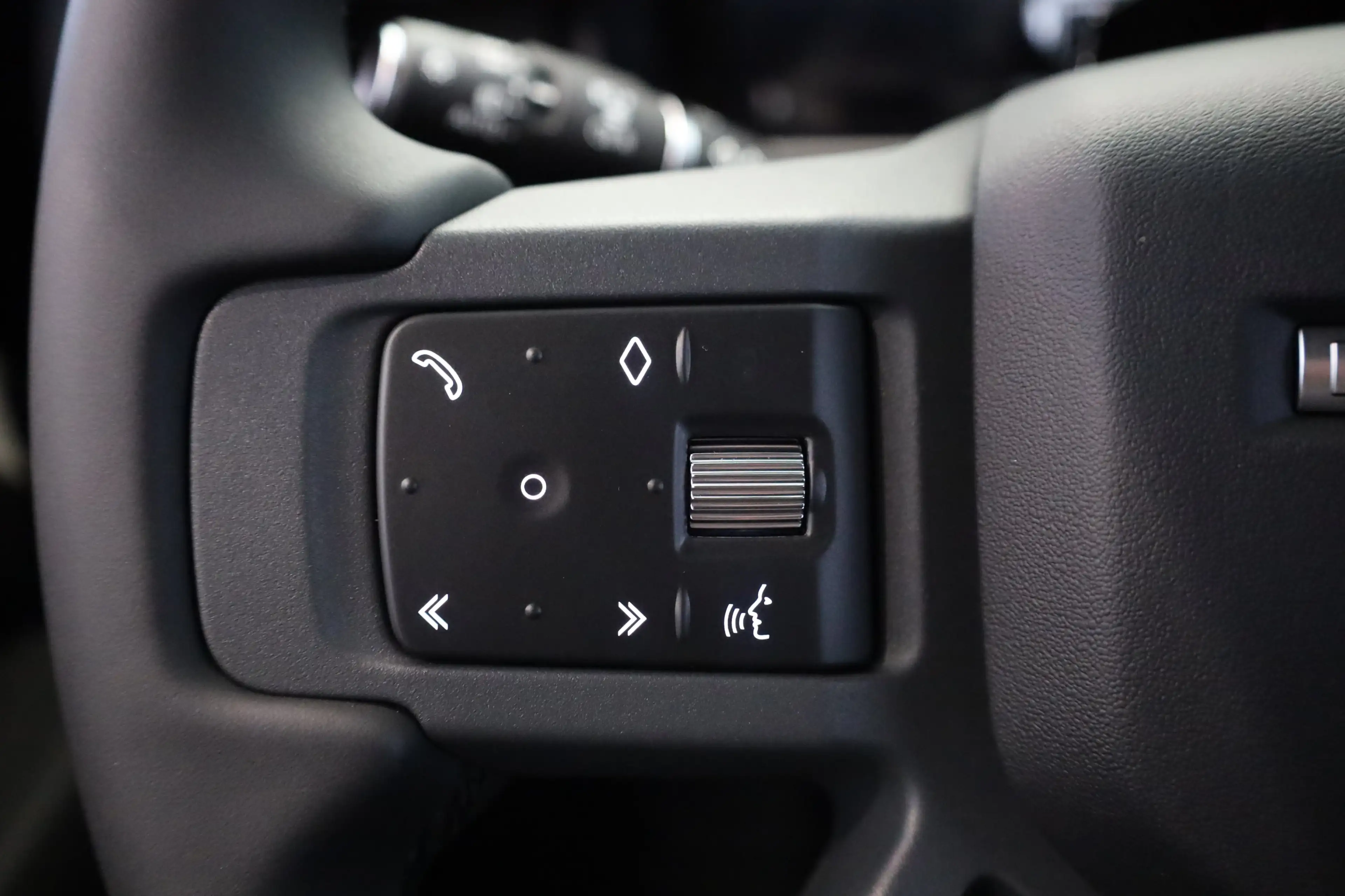 Land Rover Defender P300e X-Dynamic SE 2.0 PHEV — photo 10
