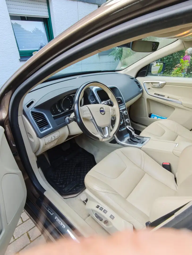 Volvo XC60 XC60 D5 AWD Geartronic Summum Modell 2016 Bronzová - 1