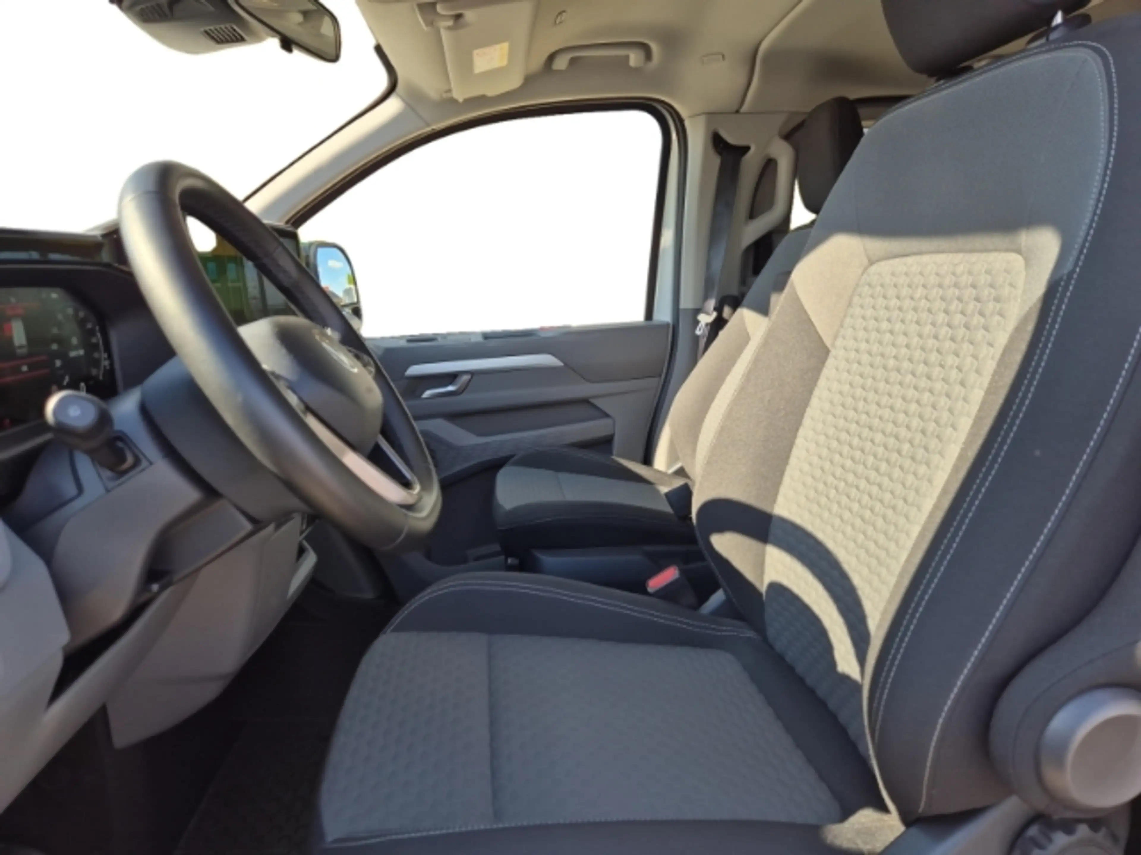 Volkswagen T7 Caravelle 2.0 TDI LR Life +LED +3 Zonen Klima — photo 8