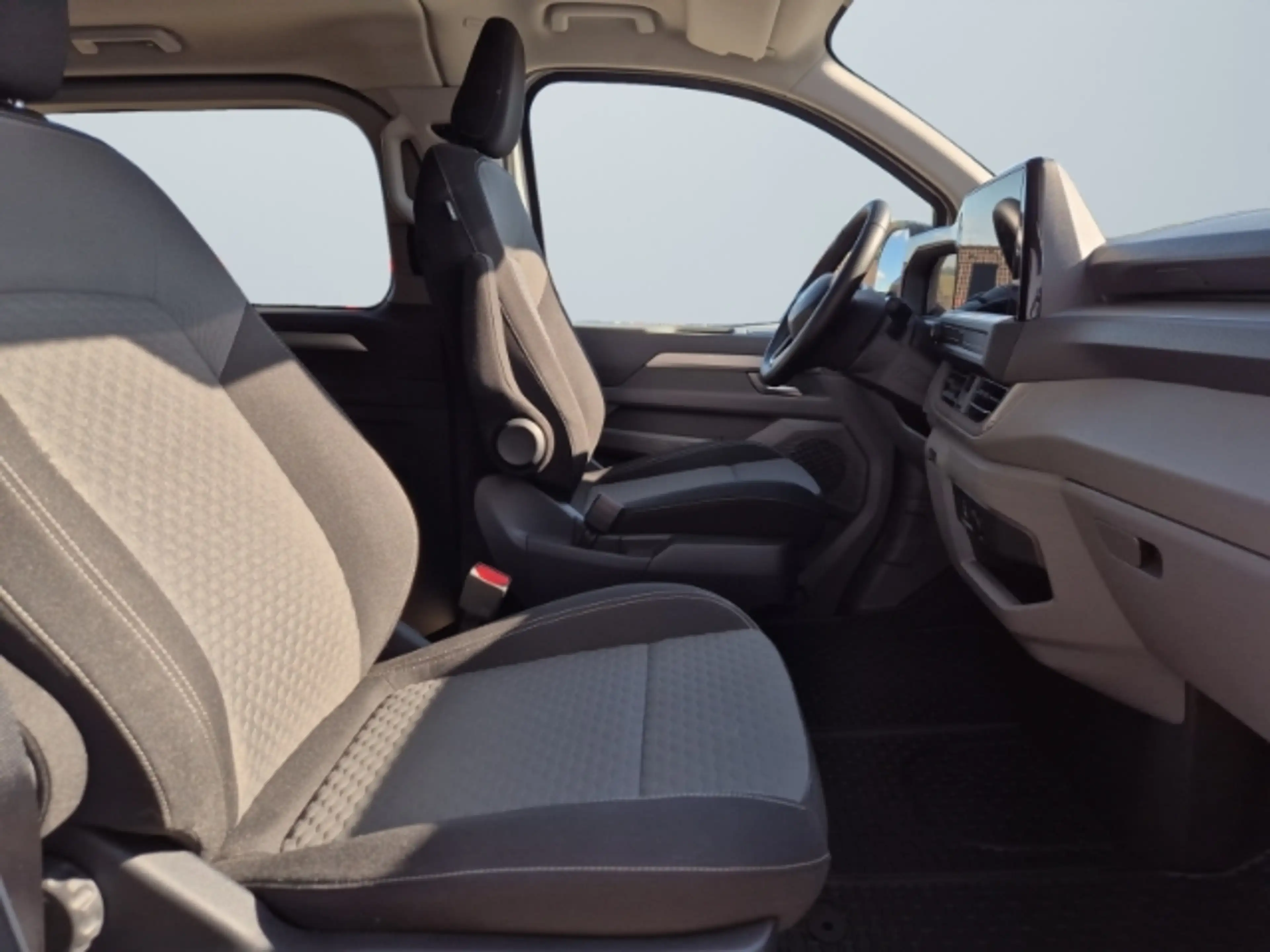 Volkswagen T7 Caravelle 2.0 TDI LR Life +LED +3 Zonen Klima — photo 9