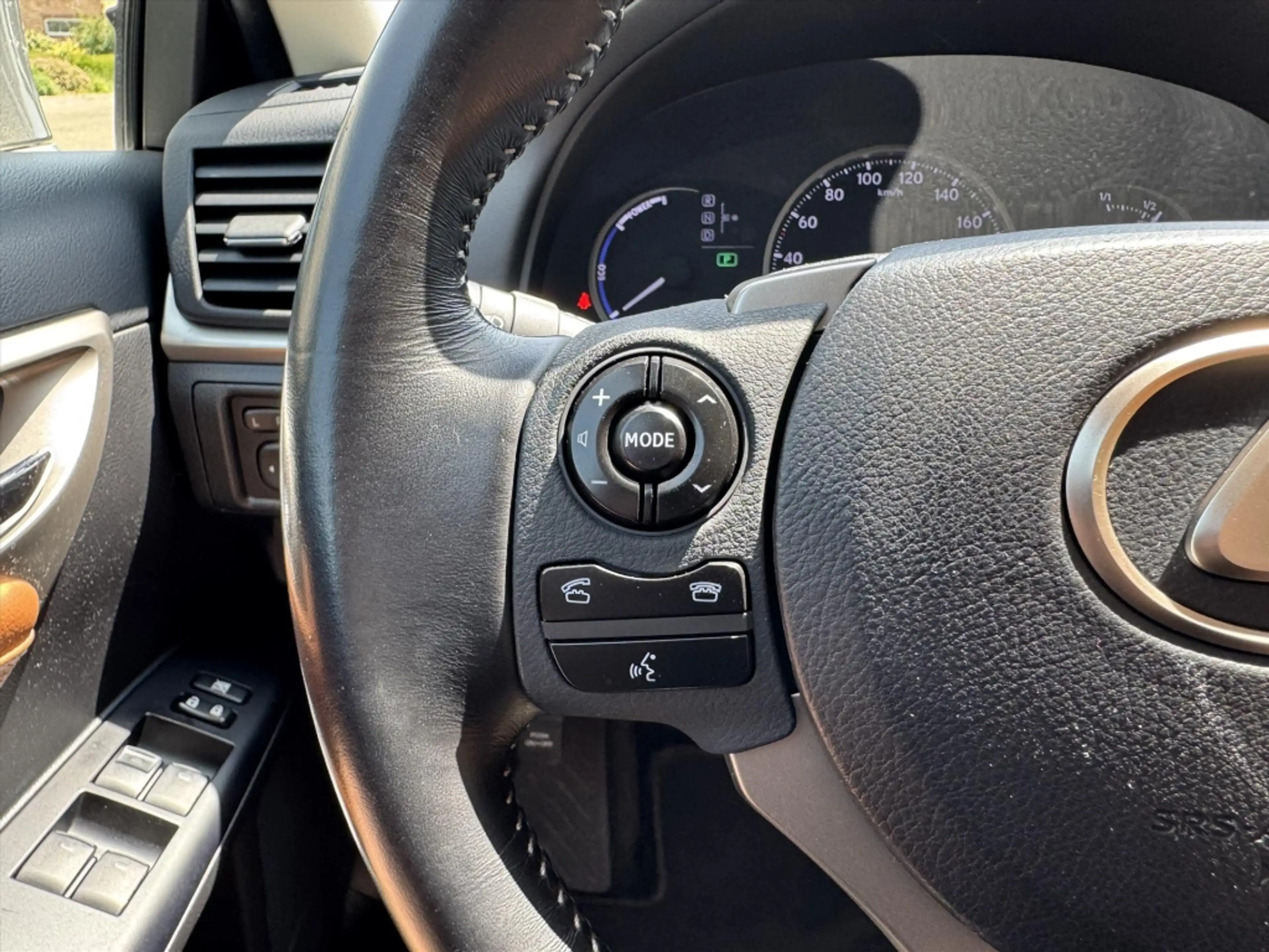Lexus CT 200h Executive | Leer, Trekhaak, 17 inch, Navigatie, Pa — photo 16