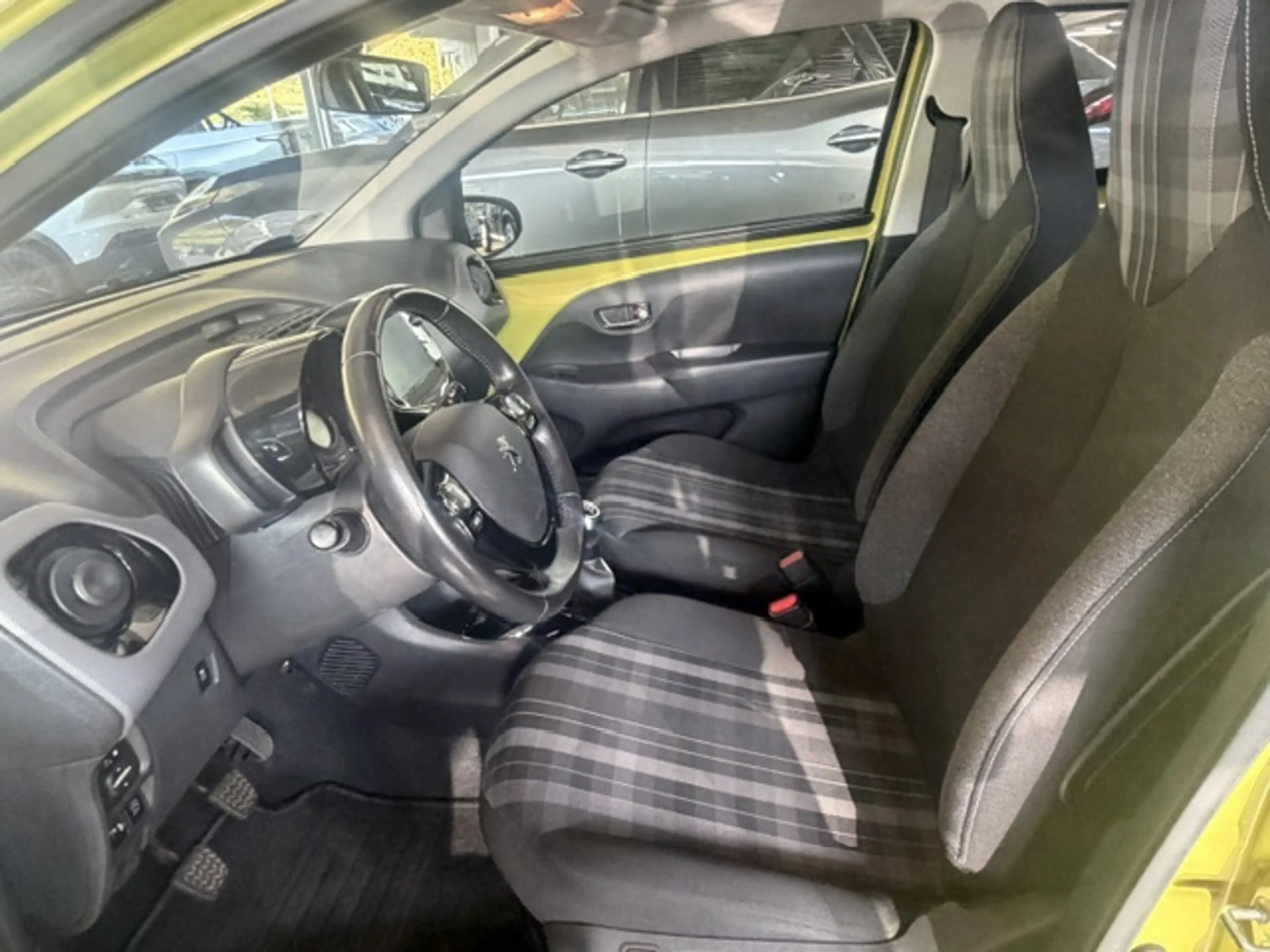 Peugeot 108 Allure — photo 9