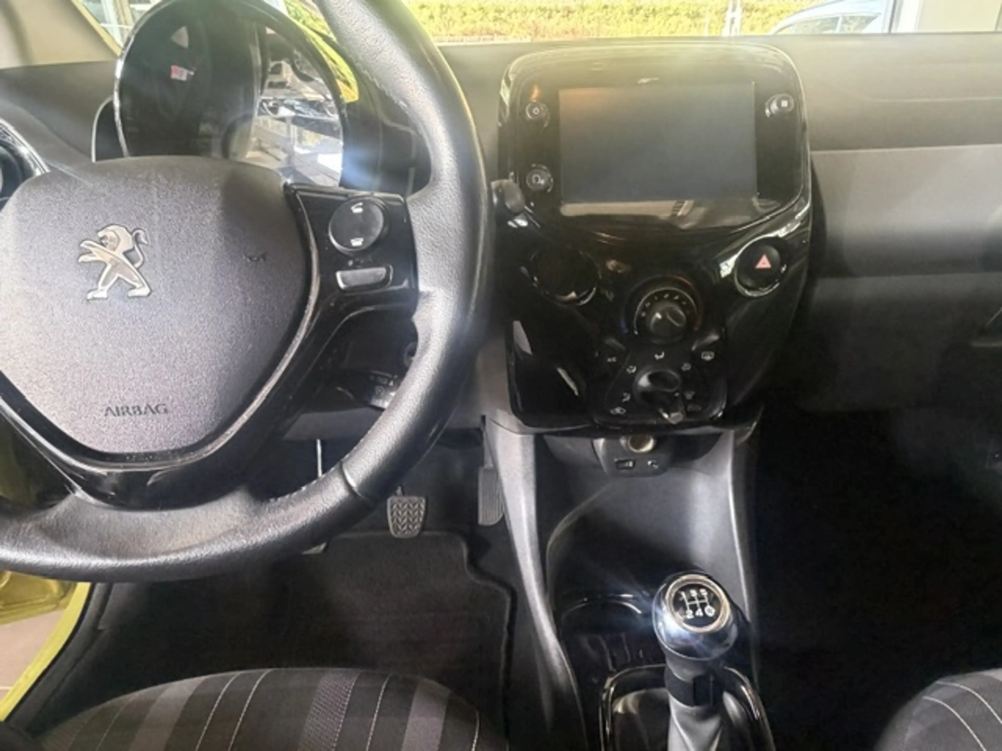 Peugeot 108 Allure — photo 11