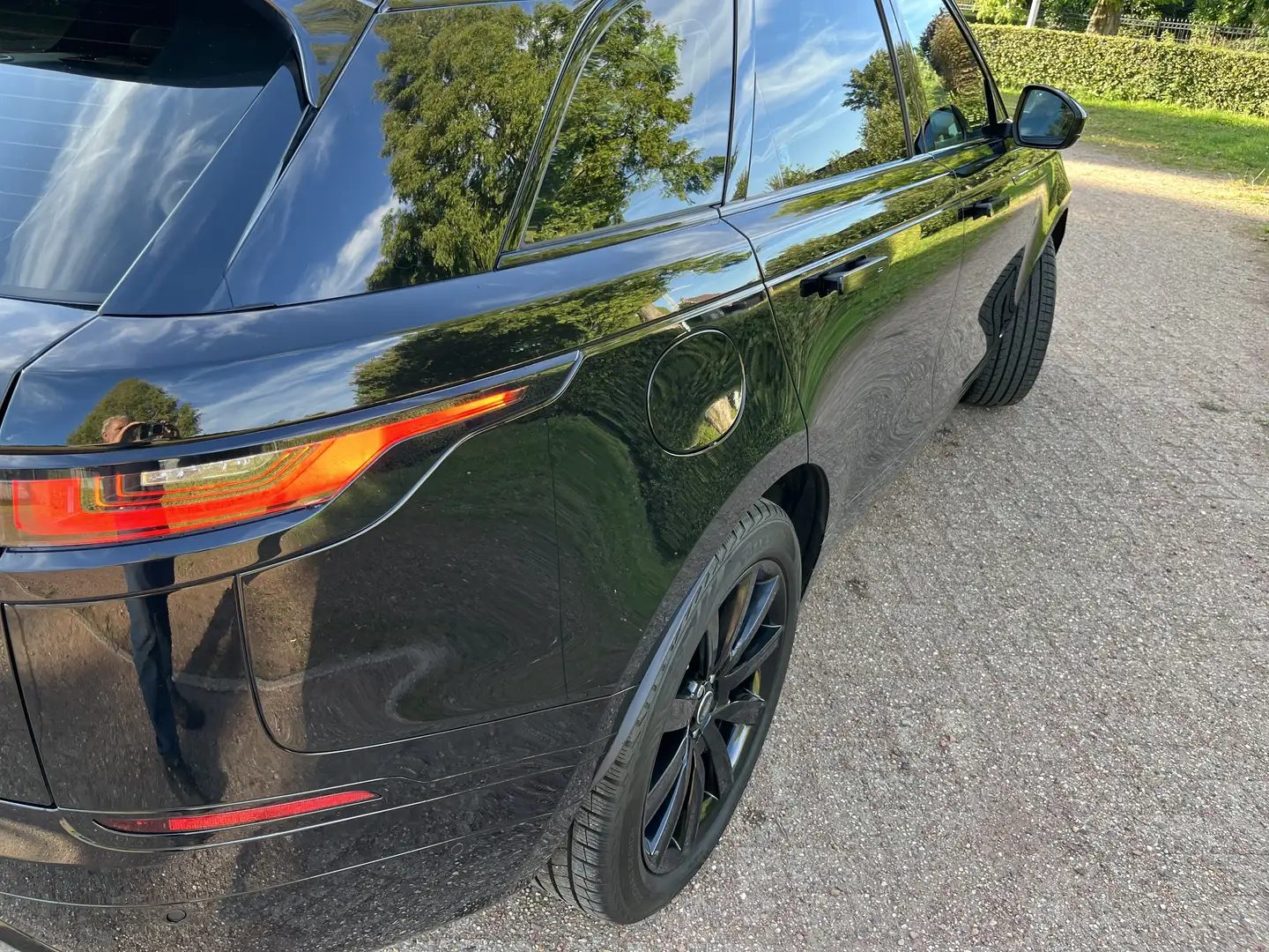Land Rover Range Rover Velar 2.0 I4 AWD R-D HSE Zwart - 2