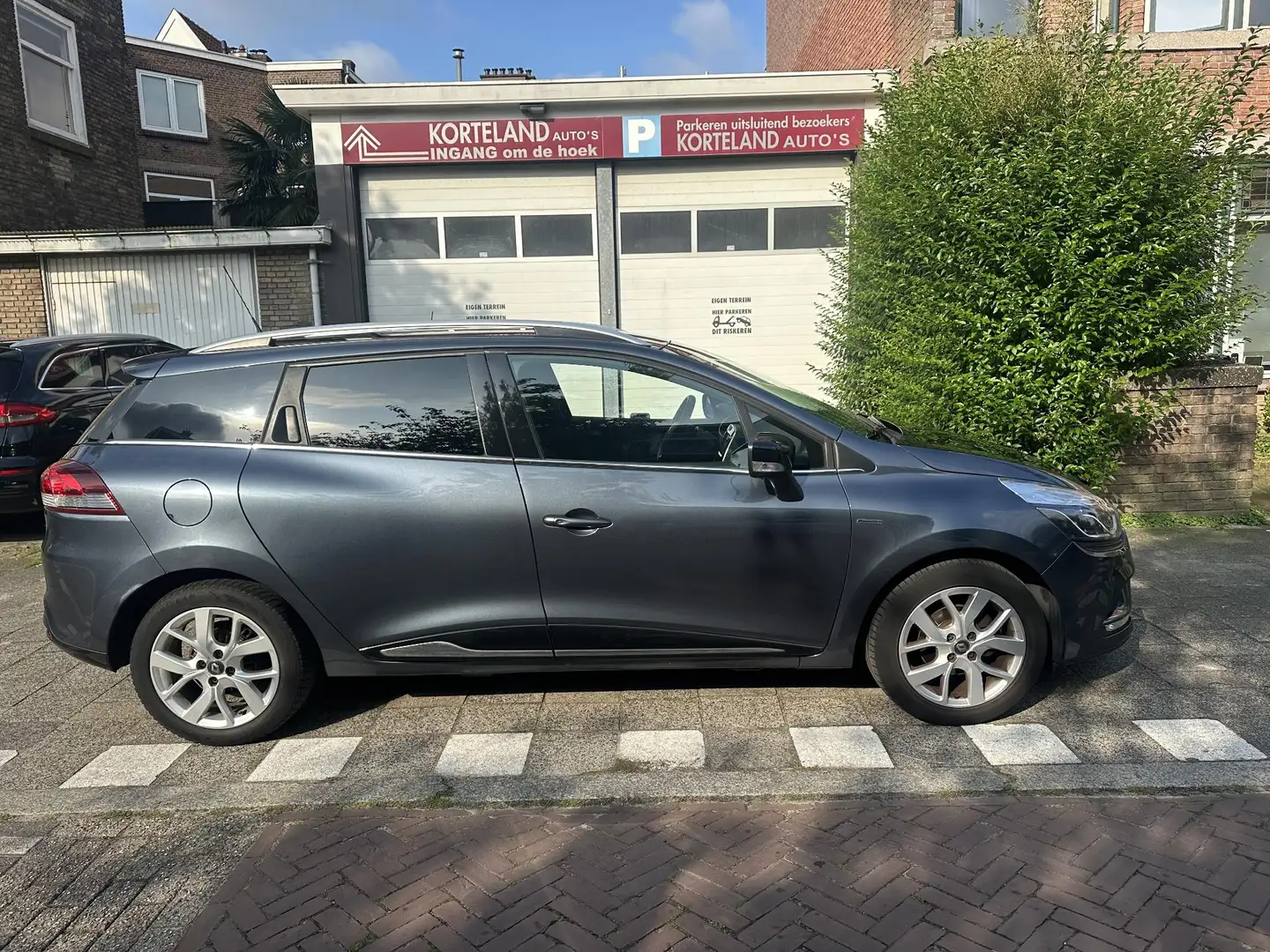Renault Clio Estate 0.9 TCe Limited l Clima l Navi l Carplay Grijs - 2