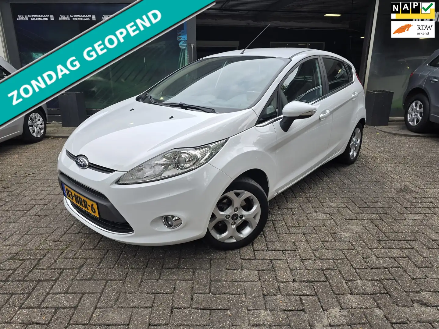 Ford Fiesta 1.25 Titanium | ZO MEENEMEN | SCHADE RECHTER ZIJKA Weiß - 1