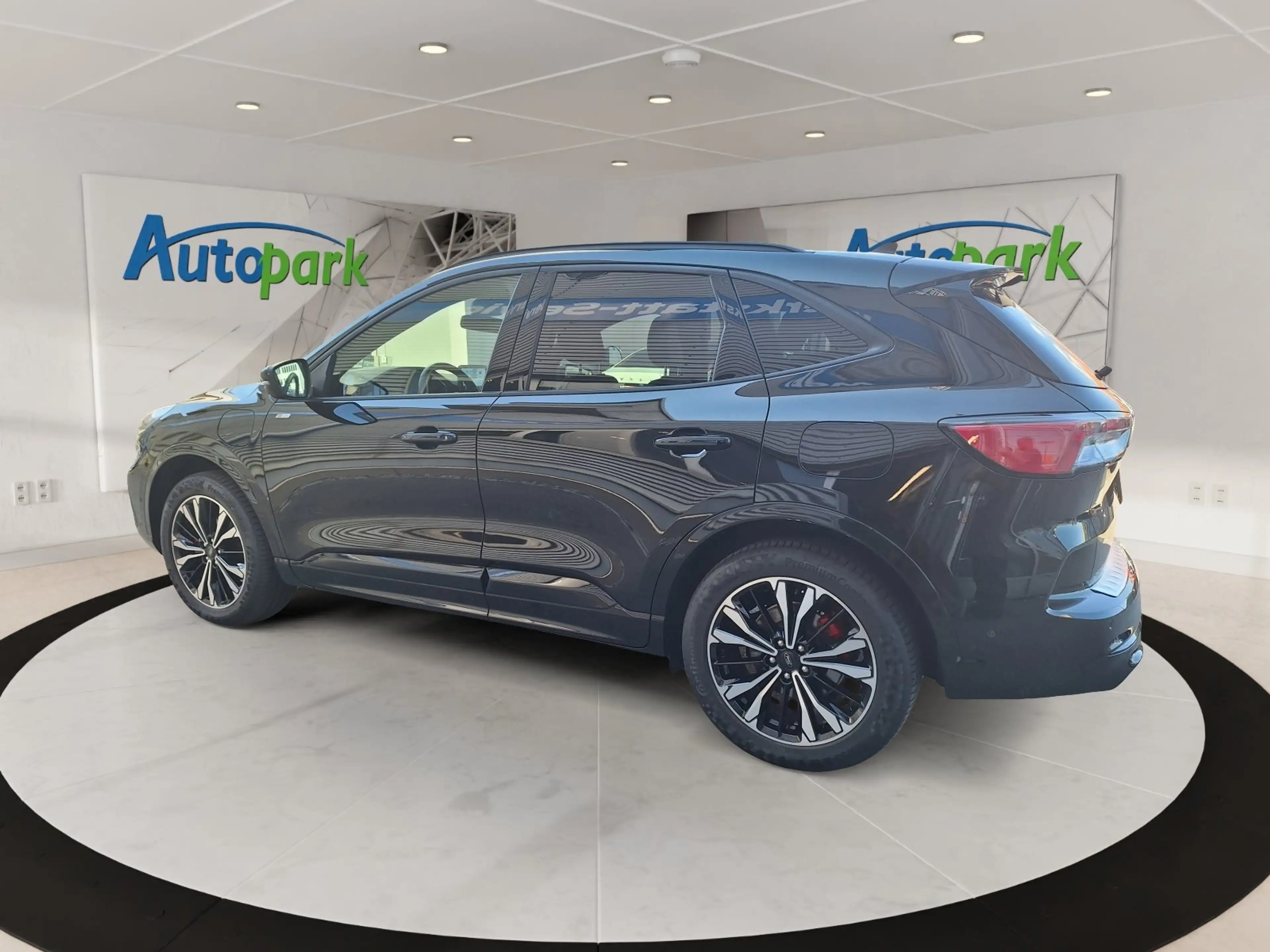 Ford Kuga ST-Line X Plug-In Hybrid — photo 4