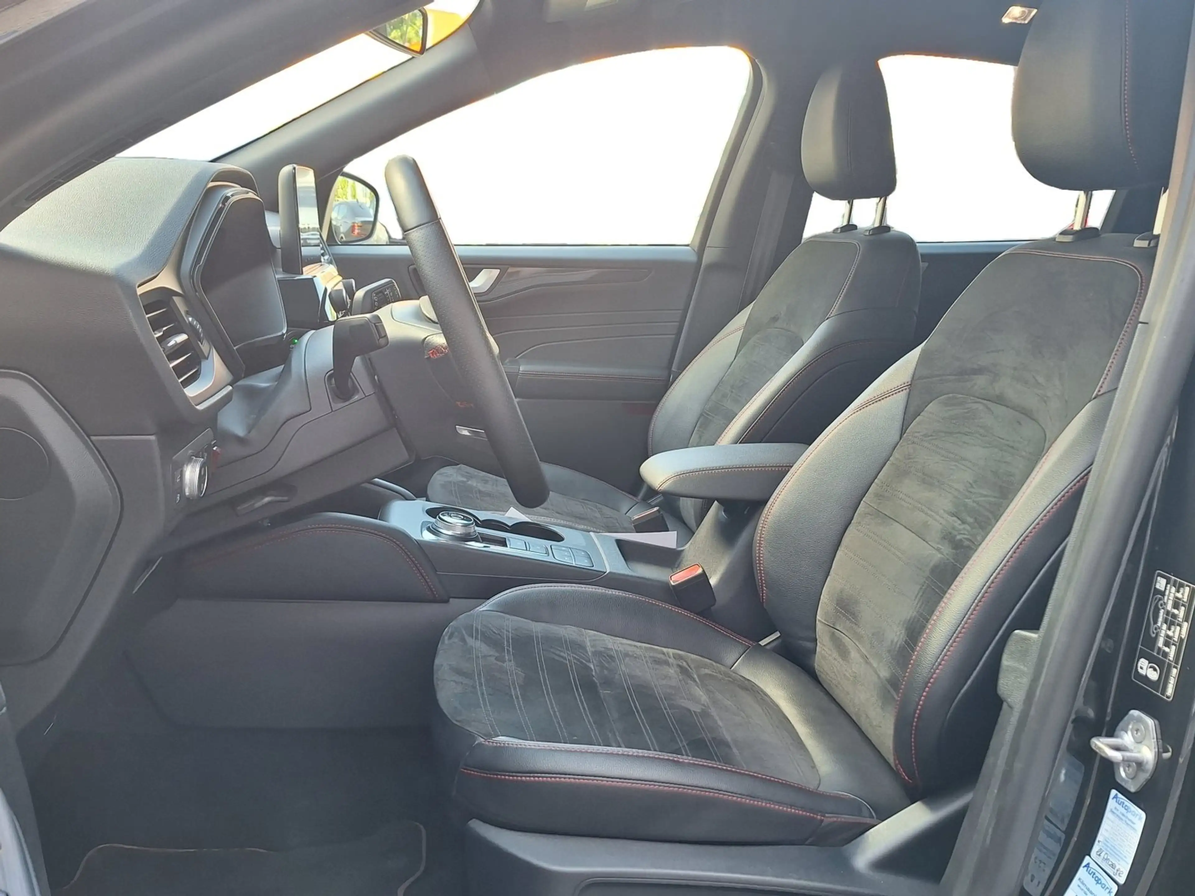 Ford Kuga ST-Line X Plug-In Hybrid — photo 15
