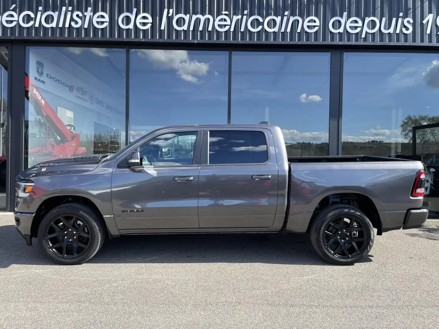 Dodge RAM 1500 CREW SPORT NIGHT EDITION Gris - 2