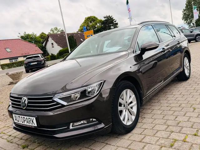 Volkswagen Passat view 3