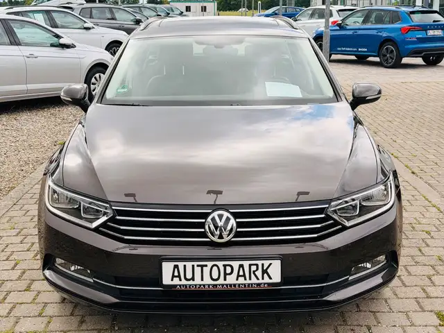 Volkswagen Passat view 2