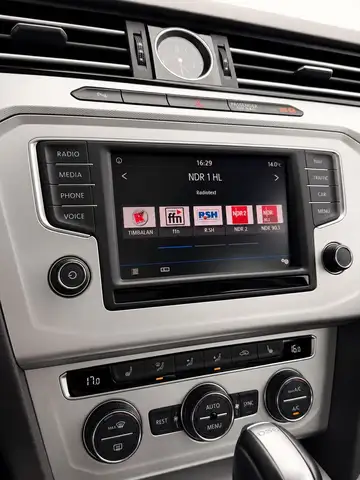 Volkswagen Passat view 11