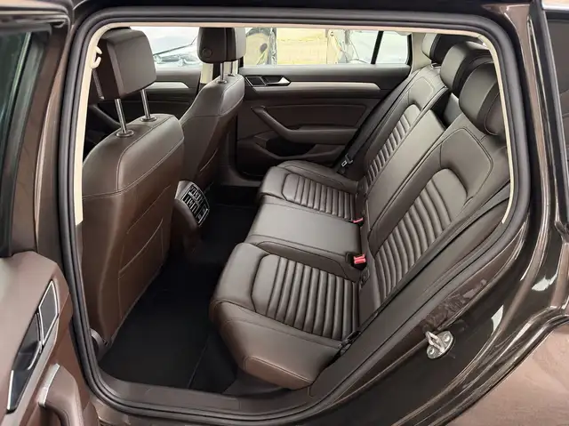 Volkswagen Passat view 14