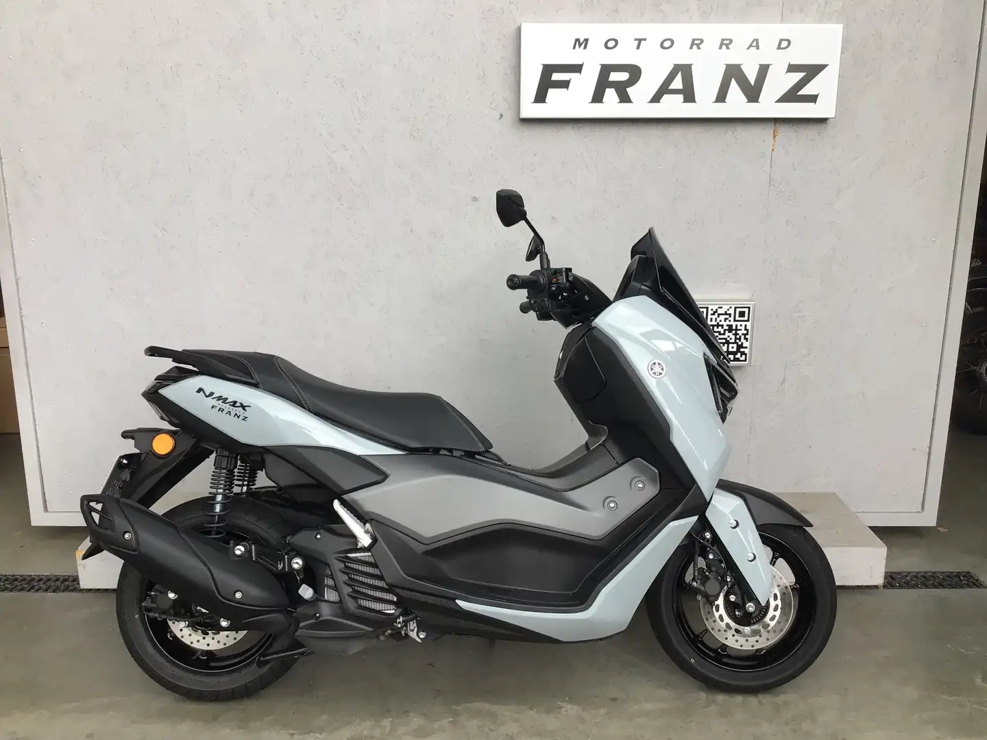 Yamaha NMAX TechMax Grey - 1