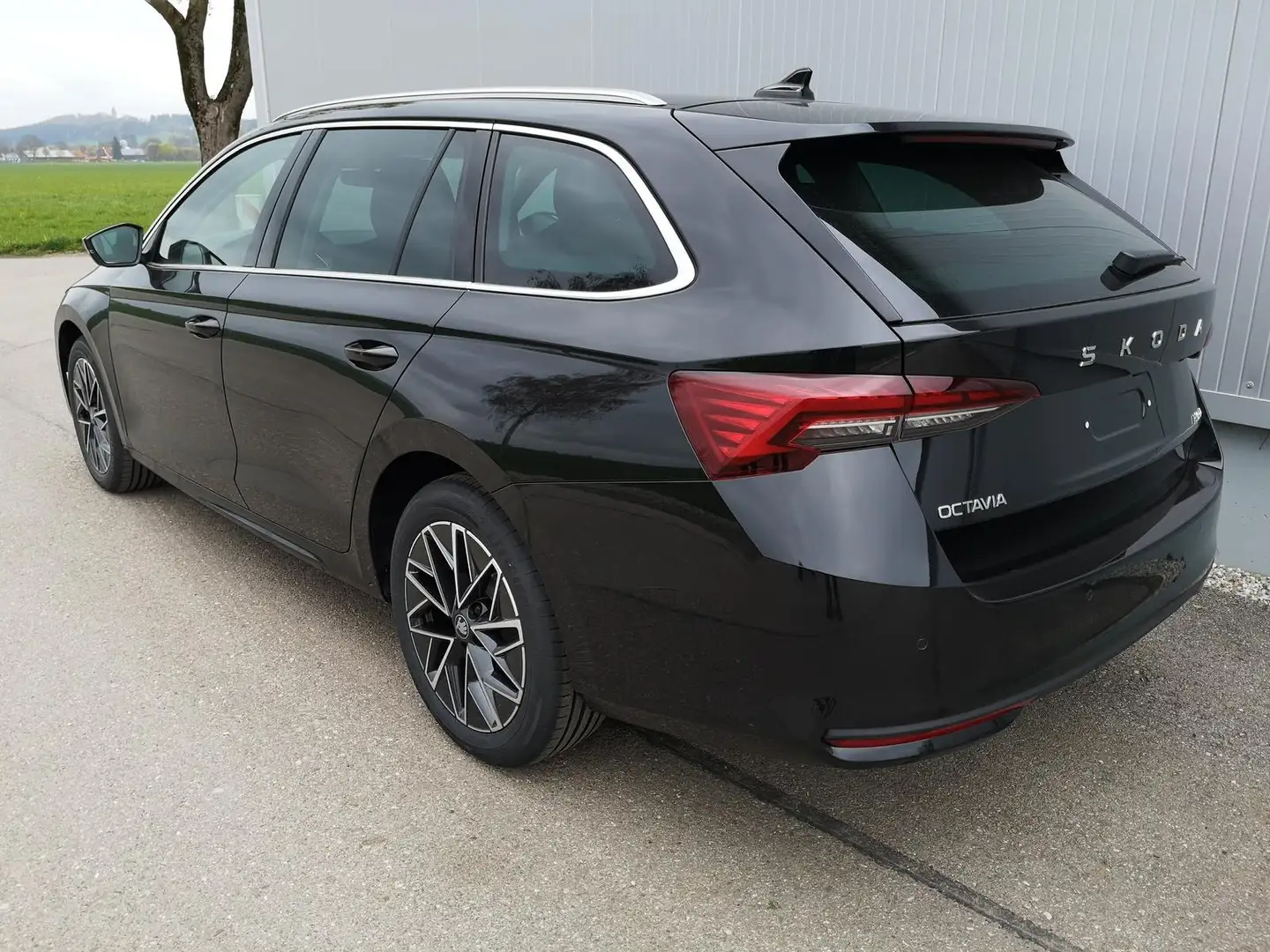 Skoda Octavia Combi 1.5 TSI mHEV 110 kW Selection Kombi DSG A... Schwarz - 2