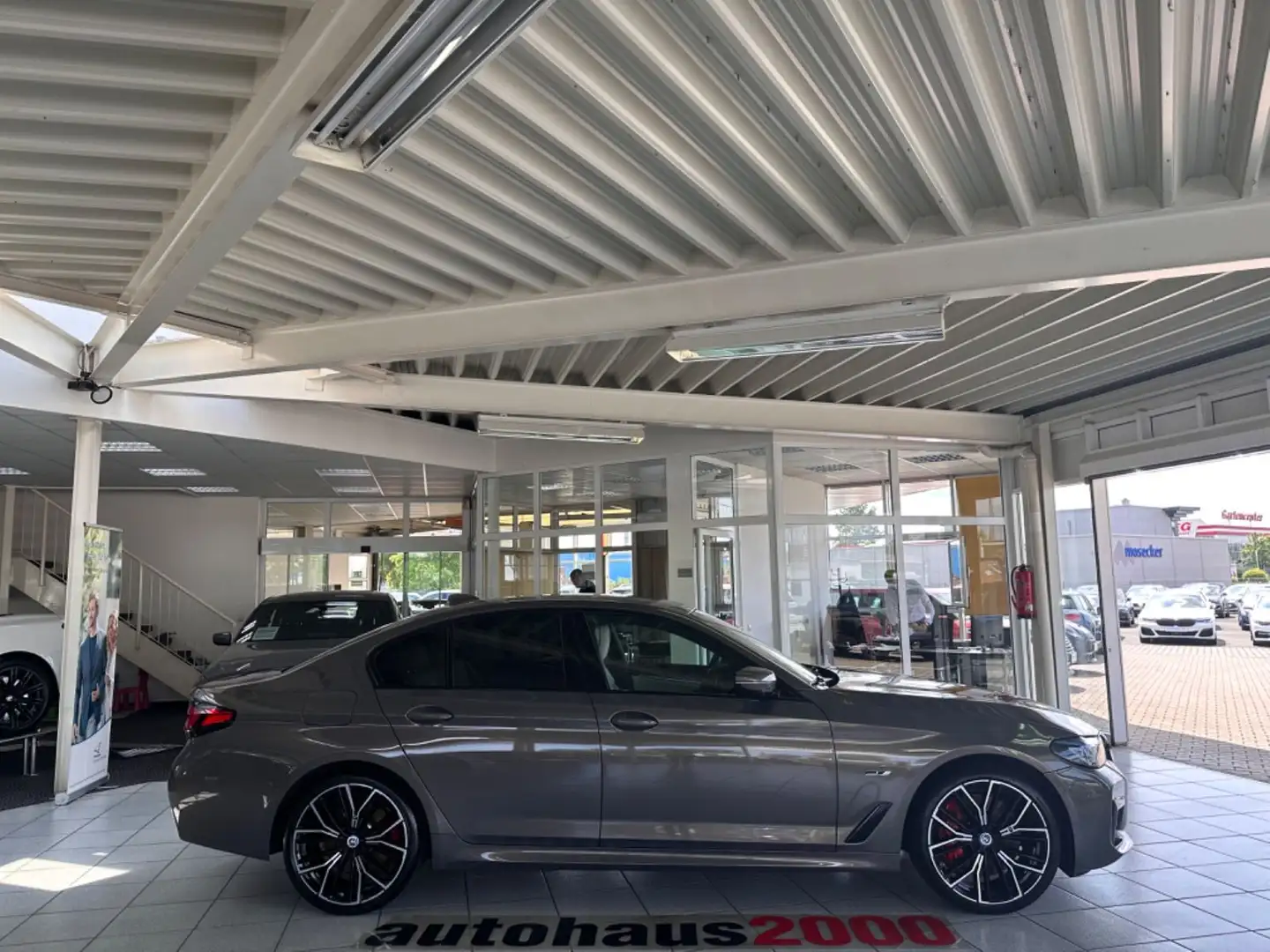 BMW 545 e xDrive M Sportpaket Pro AUT./LASER/HUD/CAM siva - 2