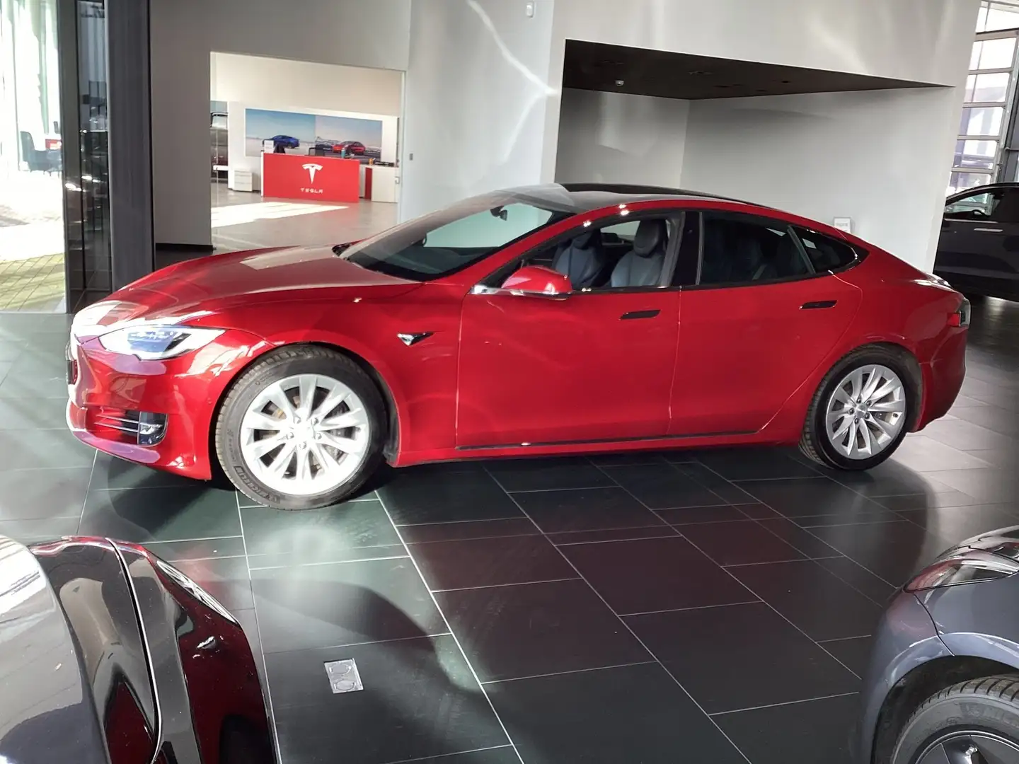 Tesla Model S 75 kWh Dual Motor Red - 1