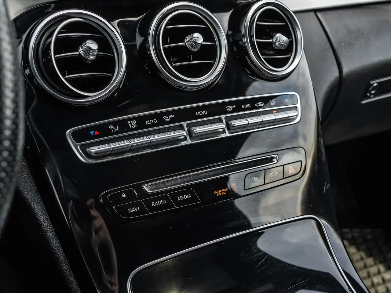 Mercedes-Benz C-Class снимка Mercedes-Benz C-Class