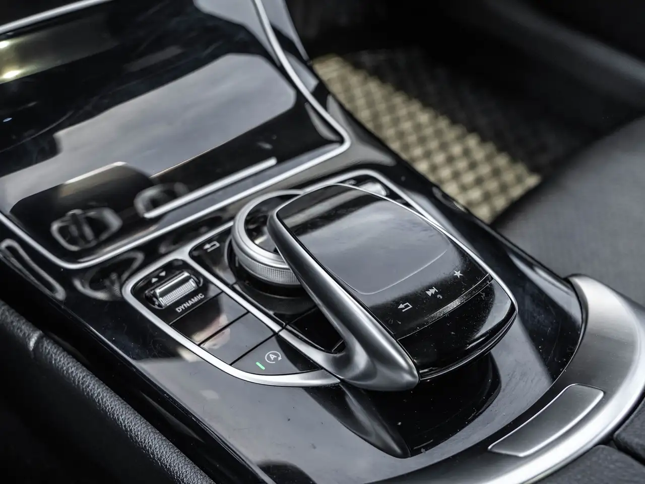 Mercedes-Benz C-Class снимка Mercedes-Benz C-Class