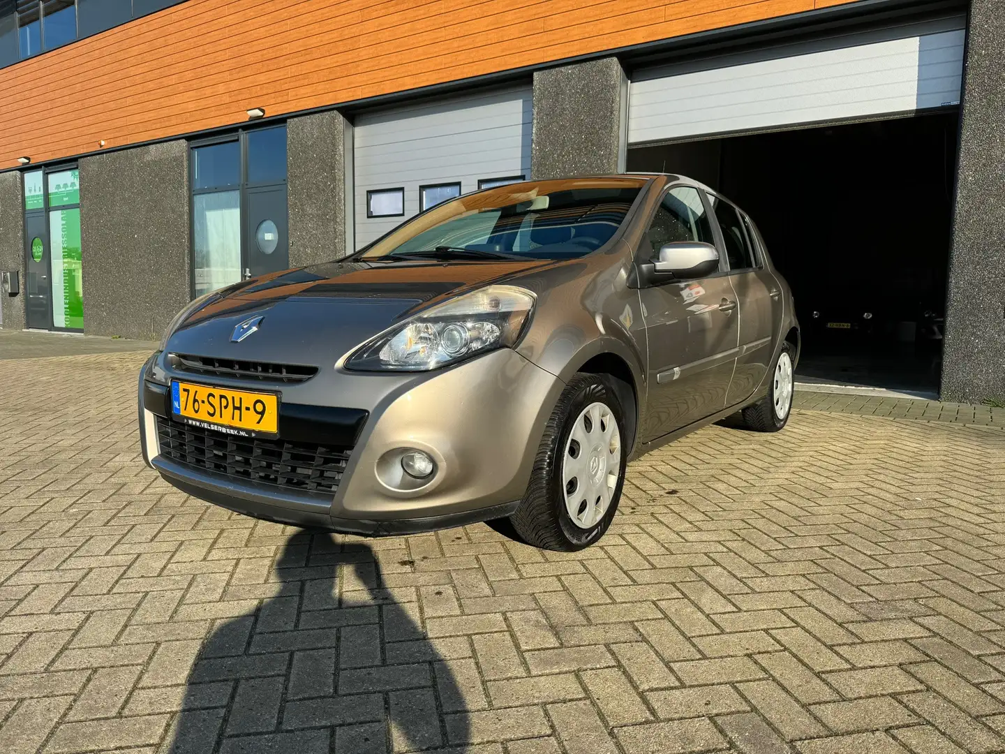 Renault Clio 1.6 Night & Day Airco Automaat APK Bruin - 1