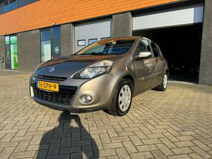 Renault Clio 1.6 Night & Day Airco Automaat APK