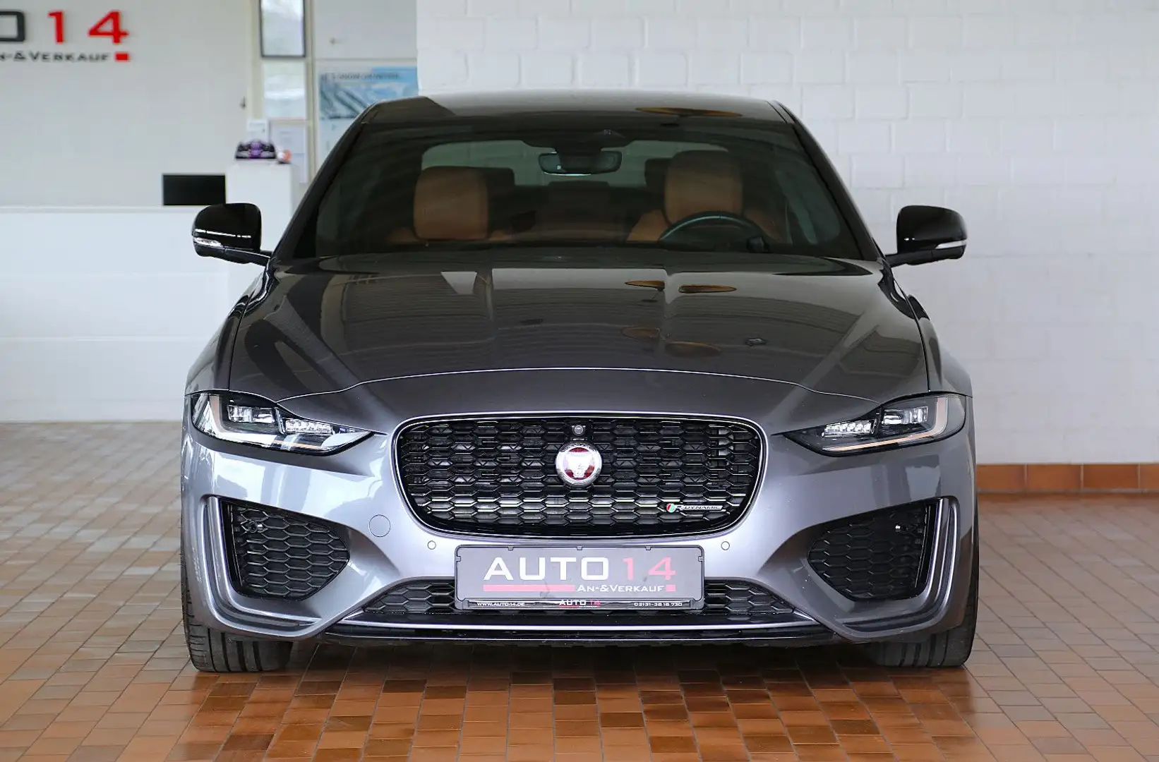 Jaguar XE D200 R-Dynamic Black Navi LED Meridian Kamera Šedá - 2
